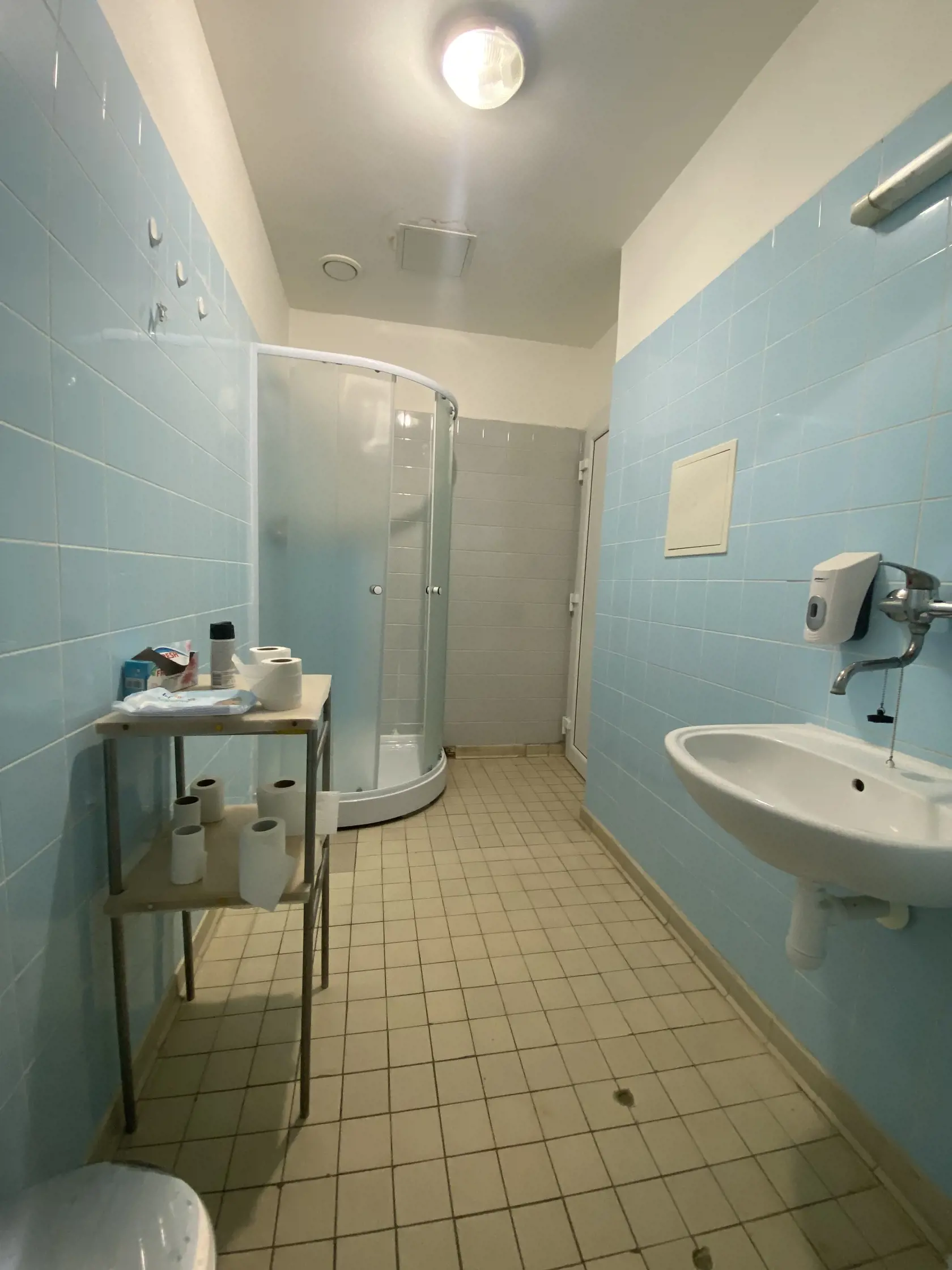 Izba matiek na Oddelení neonatologickej intenzívnej medicíny: Na fotografii je sociálne zariadenie matiek - jediné pre osem žien po pôrode.