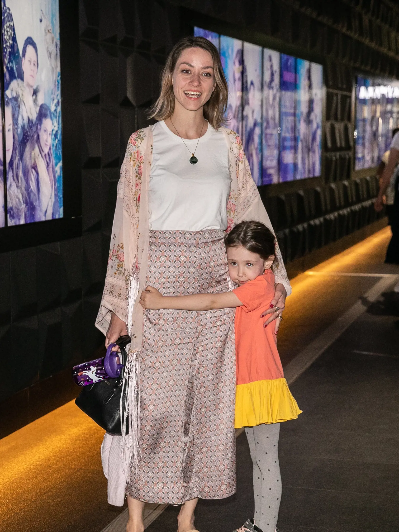 Príchody na premiéru rozprávky Zakliata jaskyňa. Na fotke je Barbara Jagušák Heribanová s dcérou.