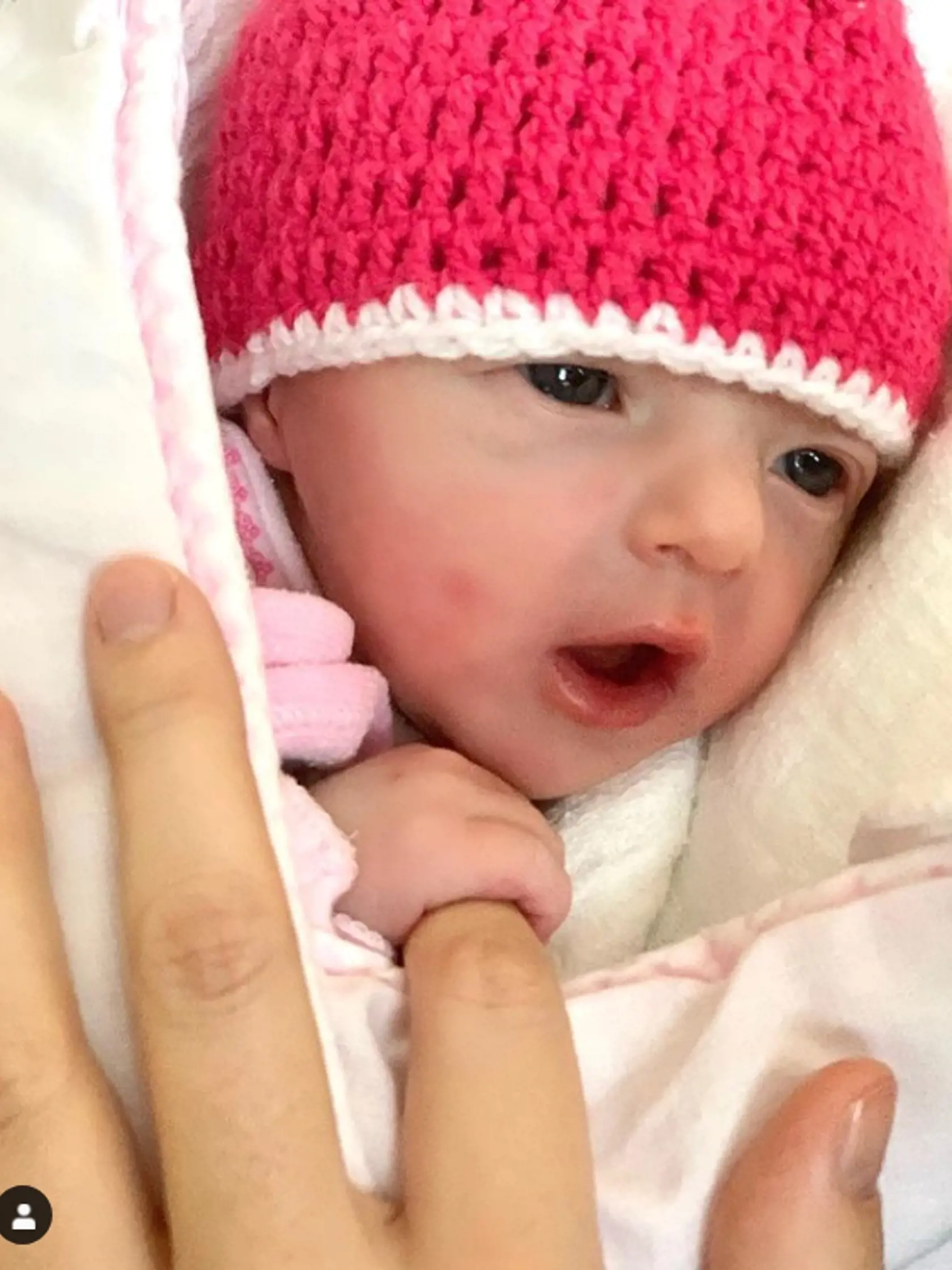 "Pred rokom o 7:12 hod. sa nám narodil tento náš malý veľký zázrak," napísala dojatá mamina Daniela.
