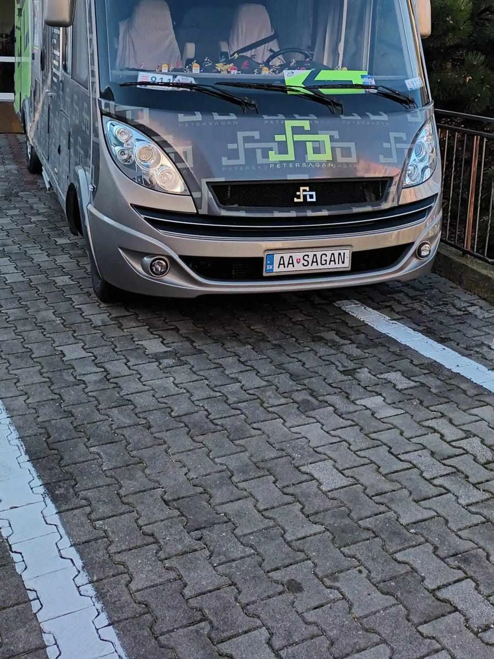 Karol Lipovský z Trnavy je zrejme najväčším fanúšikom Petra Sagana. A nie len tým, že má jeho karavan, ale už aj ešpézetku AA SAGAN.