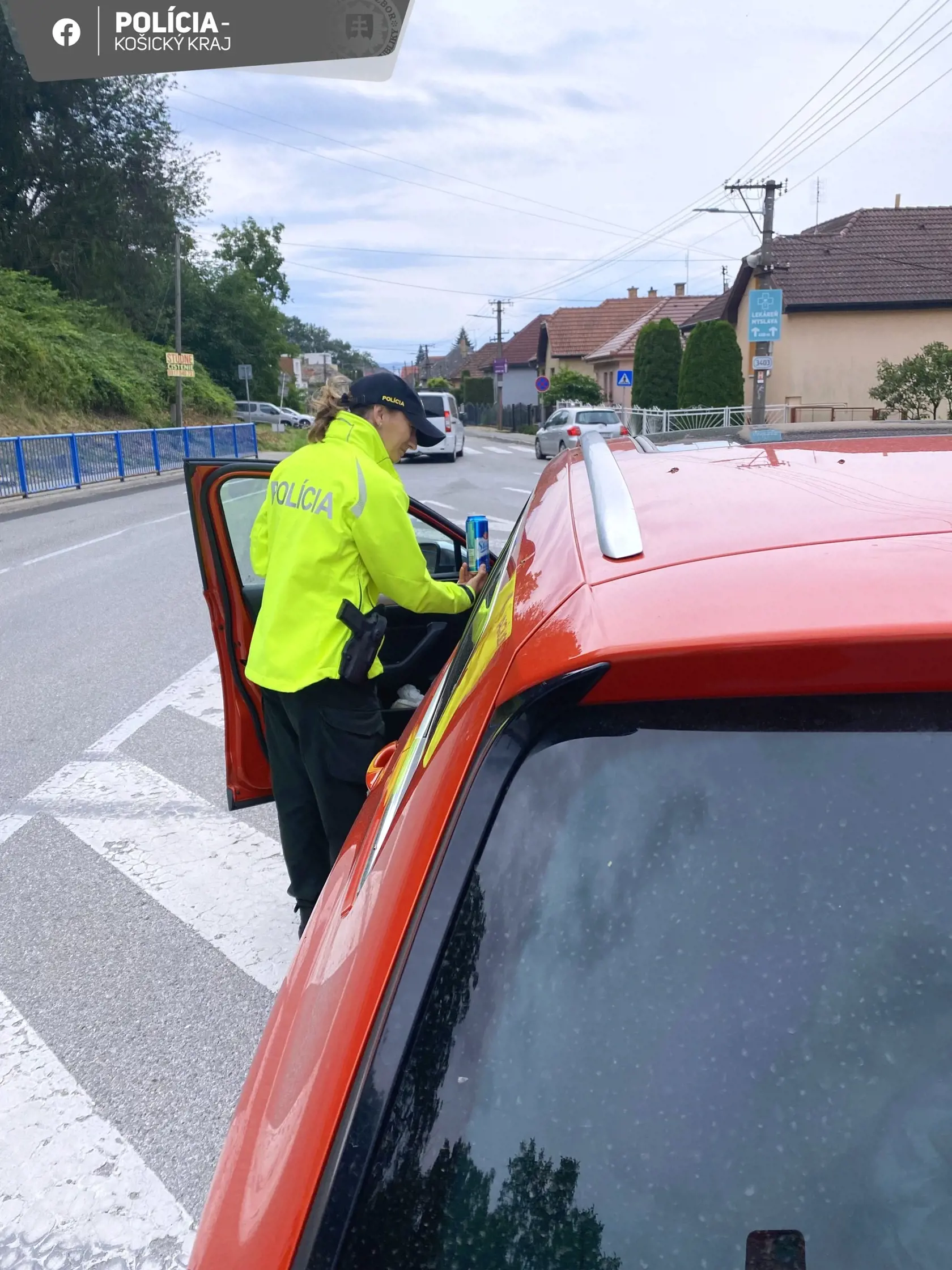 Na snímkach polícia kontroluje vodičov na prítomnosť alkoholu v krvi.