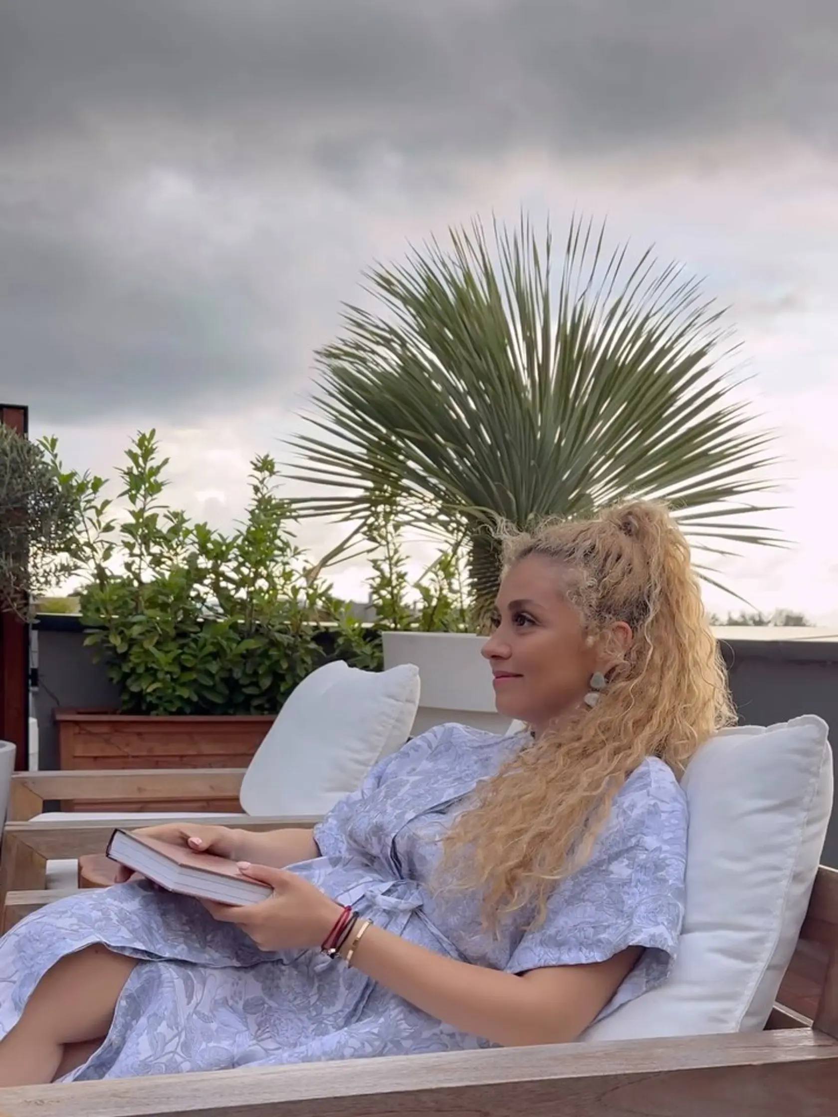 Vierka rada relaxuje na terase,
