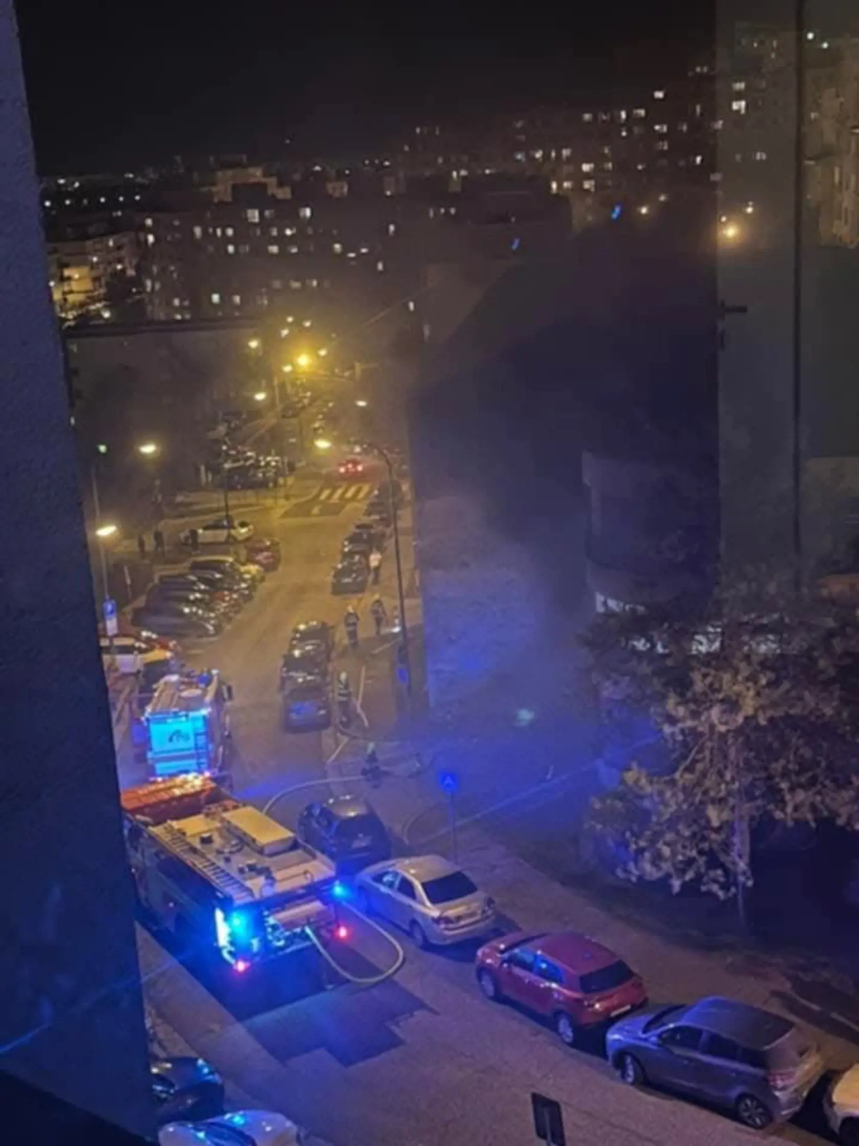 "Krátko pred pol deviatou hodinou večer bol nahlásený požiar osobného motorového vozidla v garážovom dome na Beniakovej ulici v Bratislave, mestská časť Karlova Ves. Po príjazde hasičov bolo prieskumom zistené, že ide o požiar viacerých osobných motorových vozidiel na jednom z viacerých podlaží garážového domu," uviedli z HaZZ.
