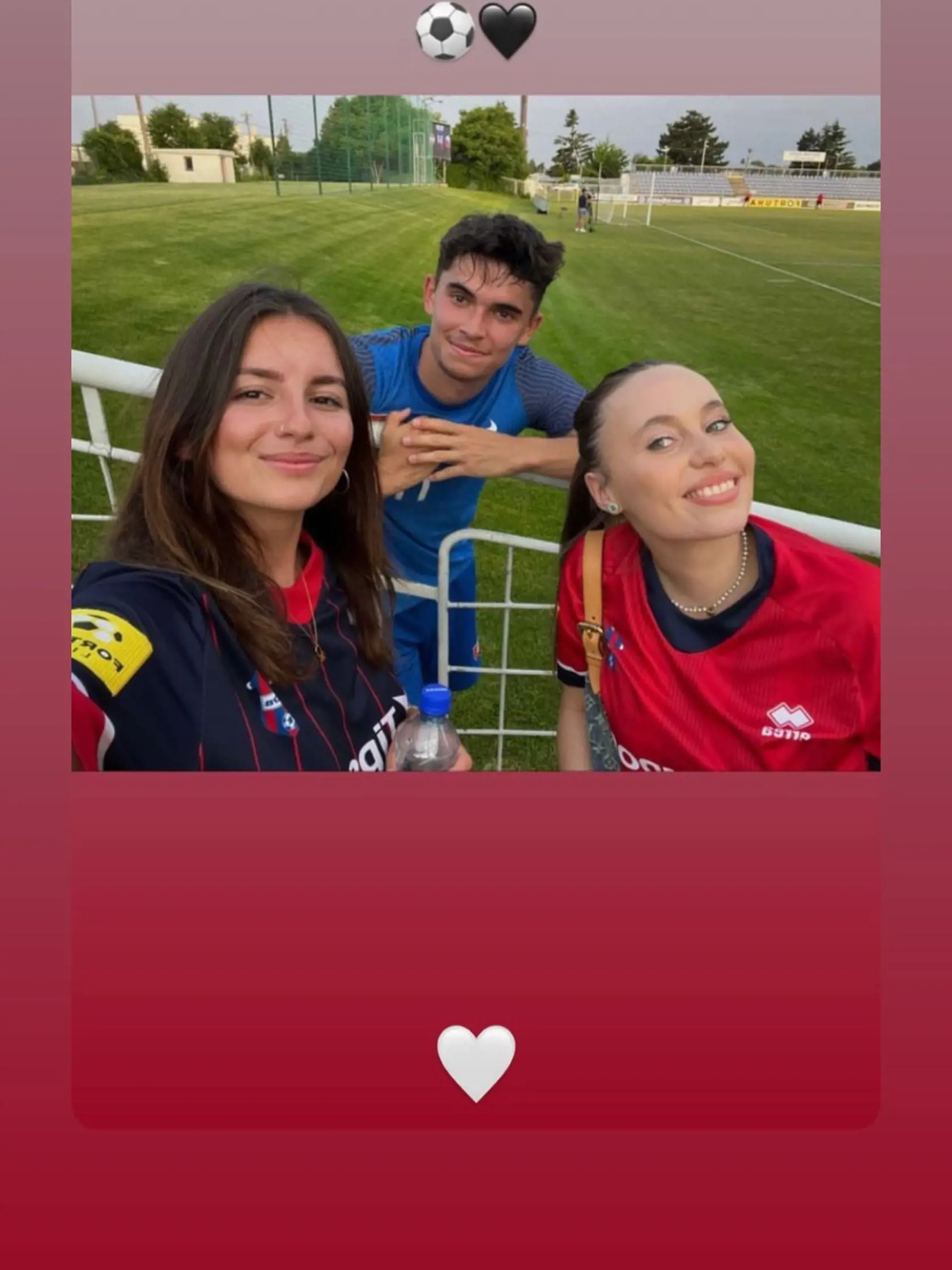 Na zápase Lucasova priateľka Vanessa a sestra Zara.