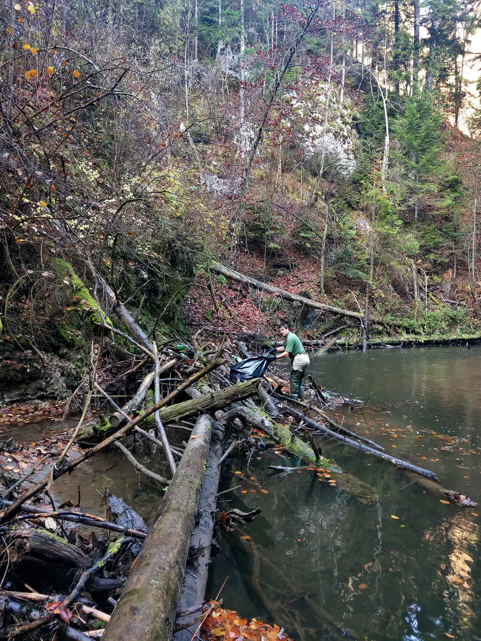 Upratovanie Prielomu Hornádu sa uskutočnilo začiatkom novembra, po dvoch týždňoch sú tam opäť tony odpadu.