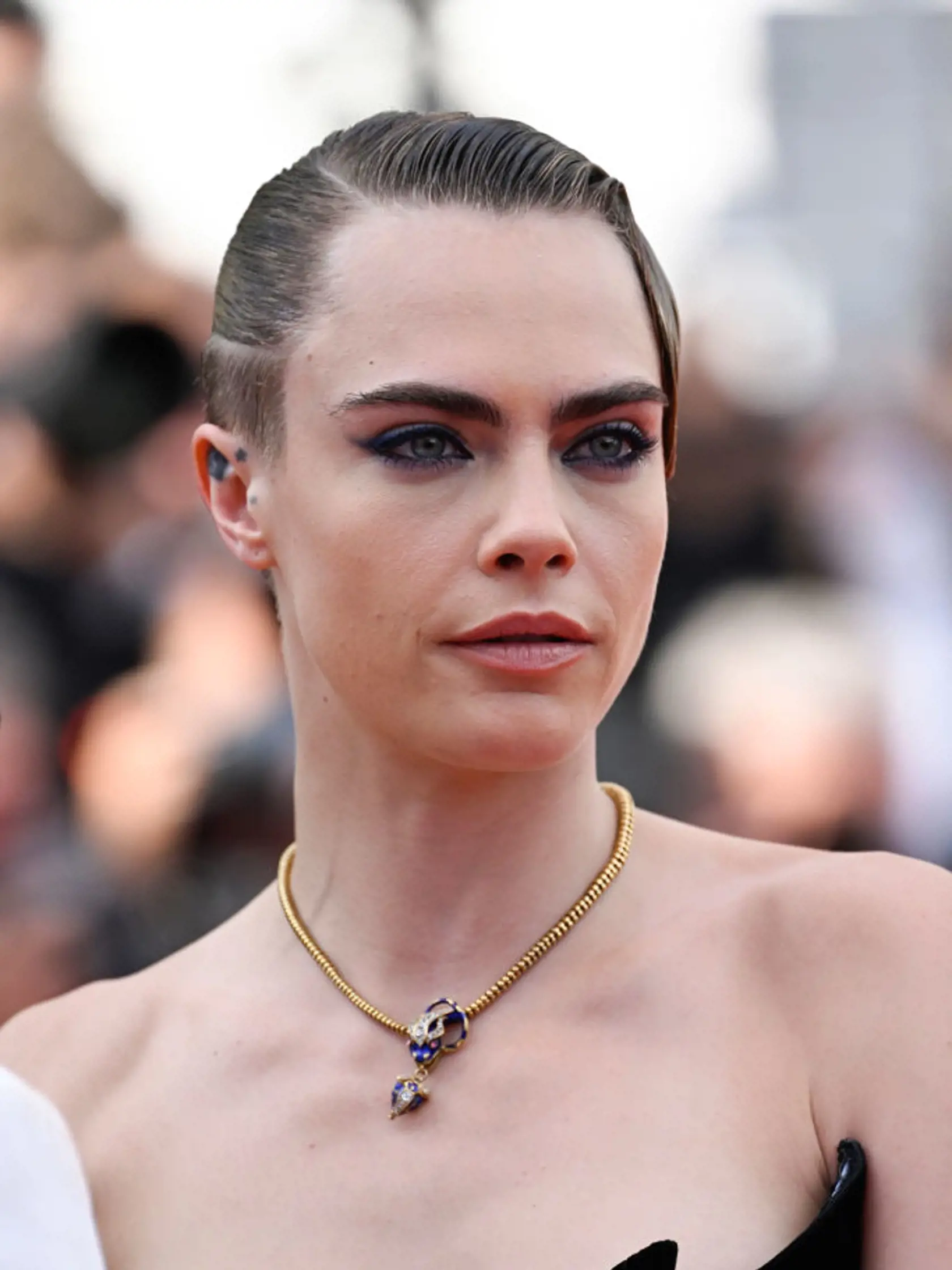 Modelka a herečka Cara Delevingne v máji 2022.