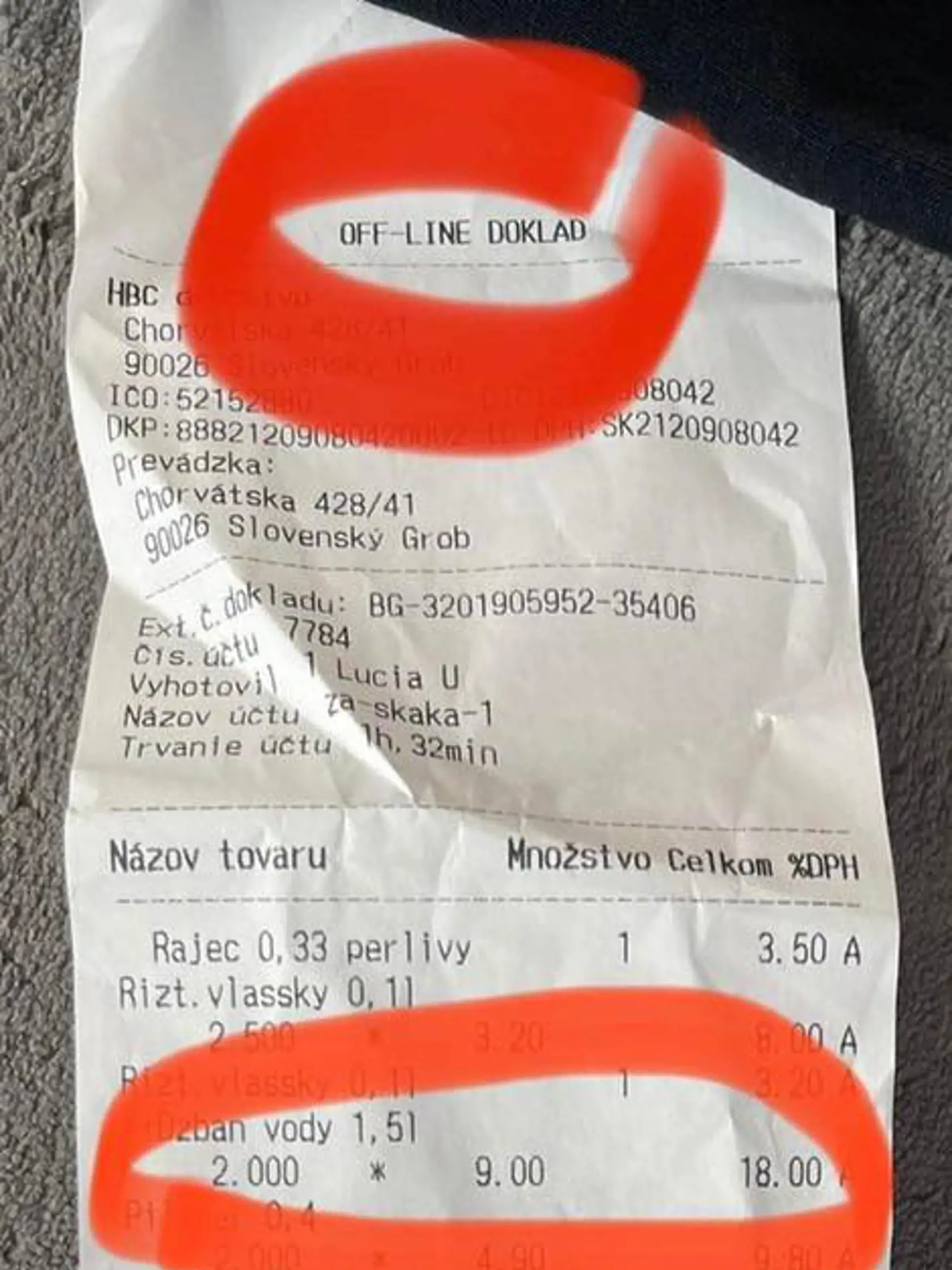Muž pri platení takmer onemel. Pozrite, koľko si naúčtovali za čistú vodu.