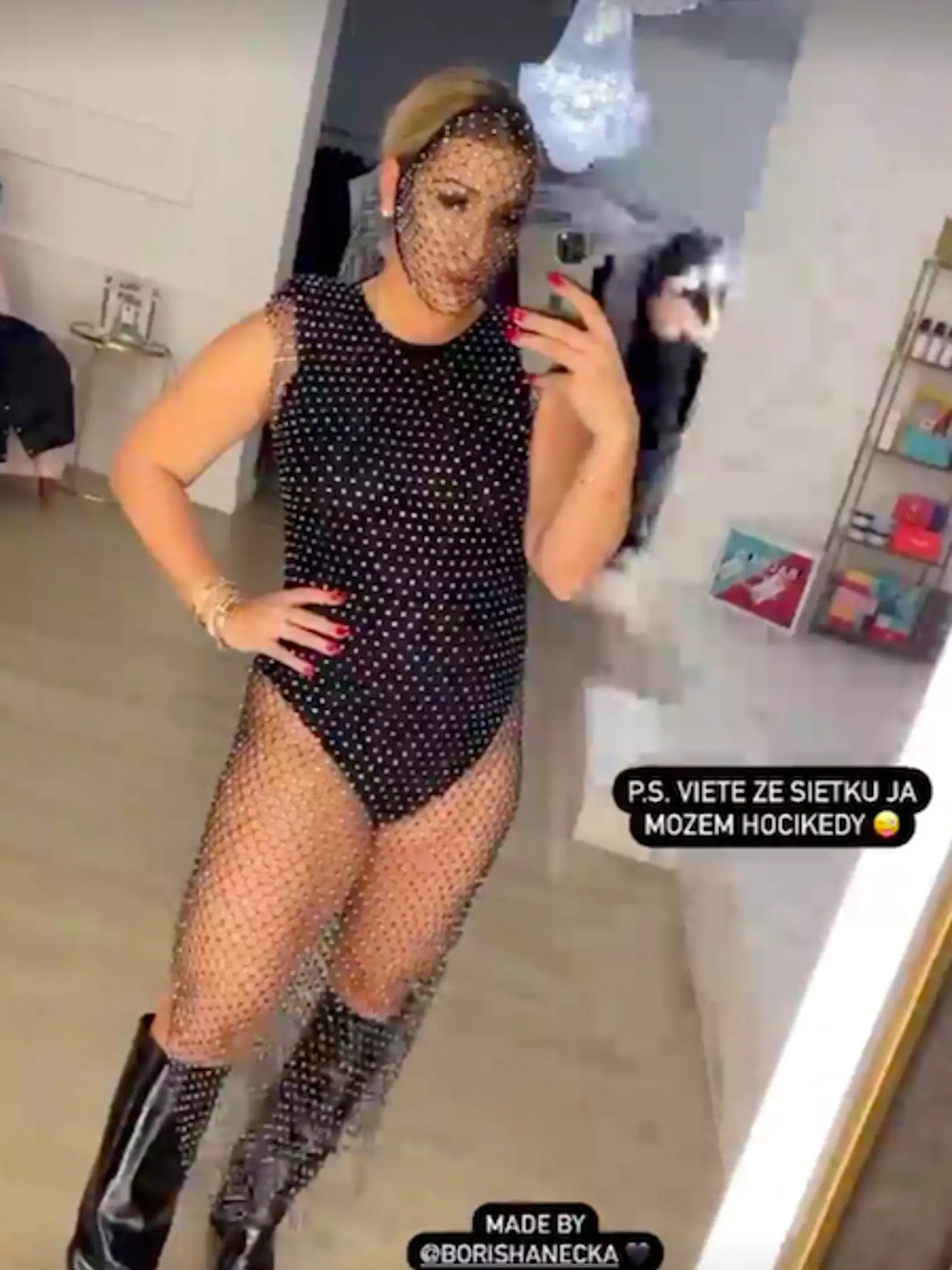 Dominika je známa tým, že sa rada oblieka takto extravagantne.
