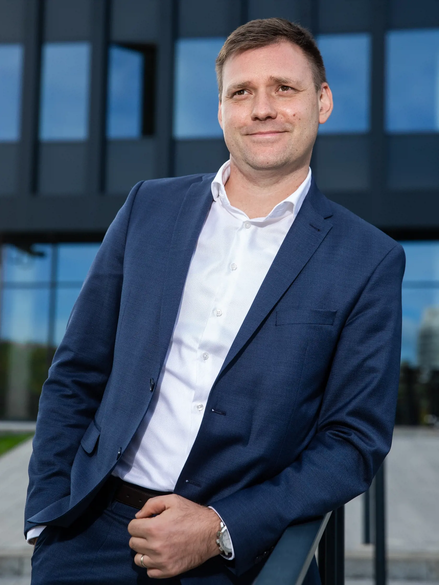 "Som proti povinnému očkovaniu. Všetko čo je povinné, nezvýši dôveru ľudí v celý proces. Tá povinnosť skôr dokazuje, že štát zlyháva v tejto veci. Lockdown pre nezaočkovaných nepovažujem za niečo, čo Slovensku pomôže. Primárne je problém kolaps zdravotníctva, ktorý sa nedá pripísať len covidu, ale aj tomu, že vláda dlhodobo podcenila odchod zdravotníckych pracovníkov," myslí si Tomáš Taraba.