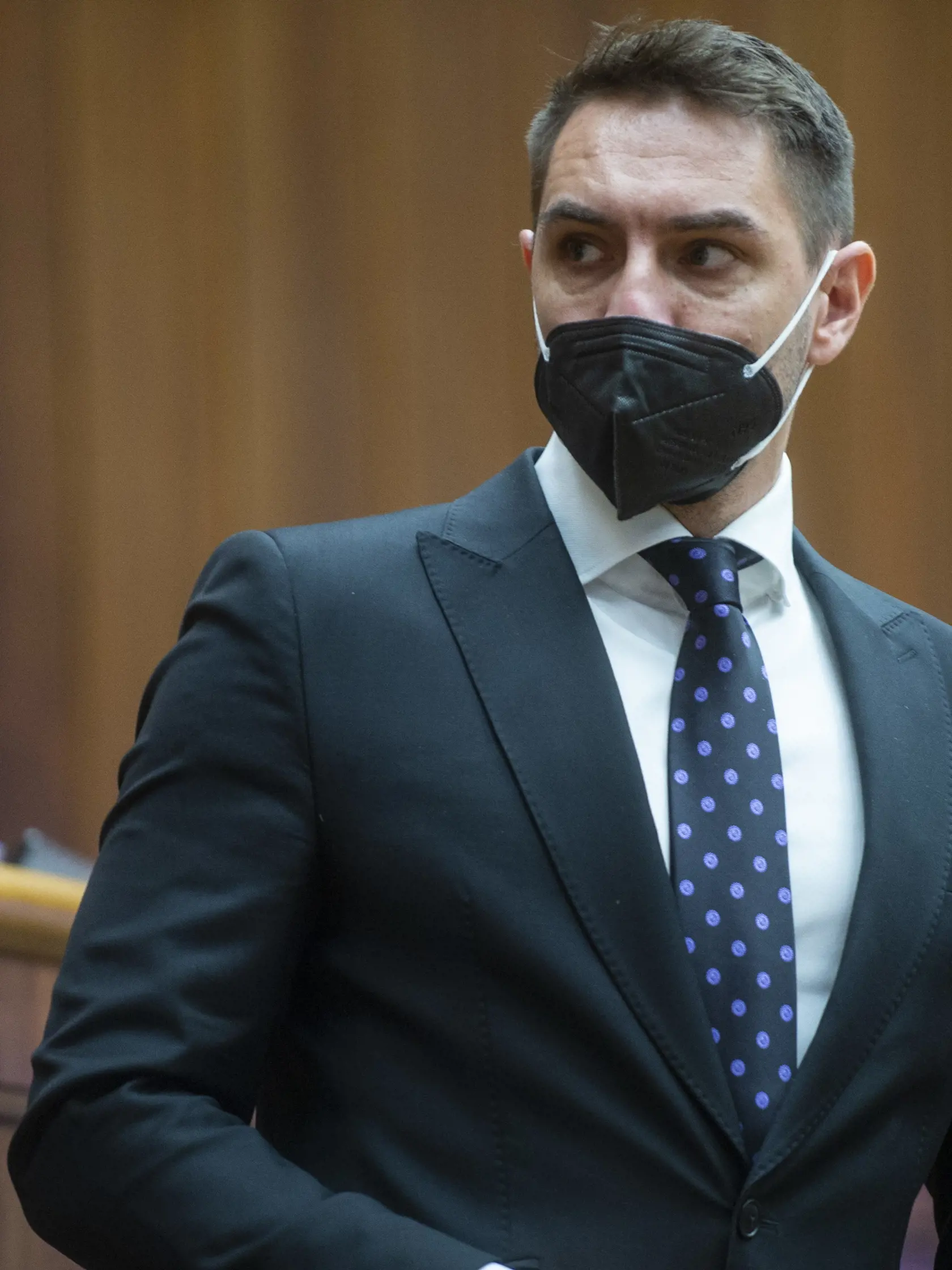 "Nepodporujem povinné očkovanie, a to ani u vybraných vekových skupín či povolaní. Očkovanie nie je určené pre každého, pretože existuje skupina ochorení, ktorá sa vylučuje s očkovaním. Očkovanie musí ostať dobrovoľné," uviedol poslanec Národnej rady SR (NRSR) György Gyimesi (OĽaNO).