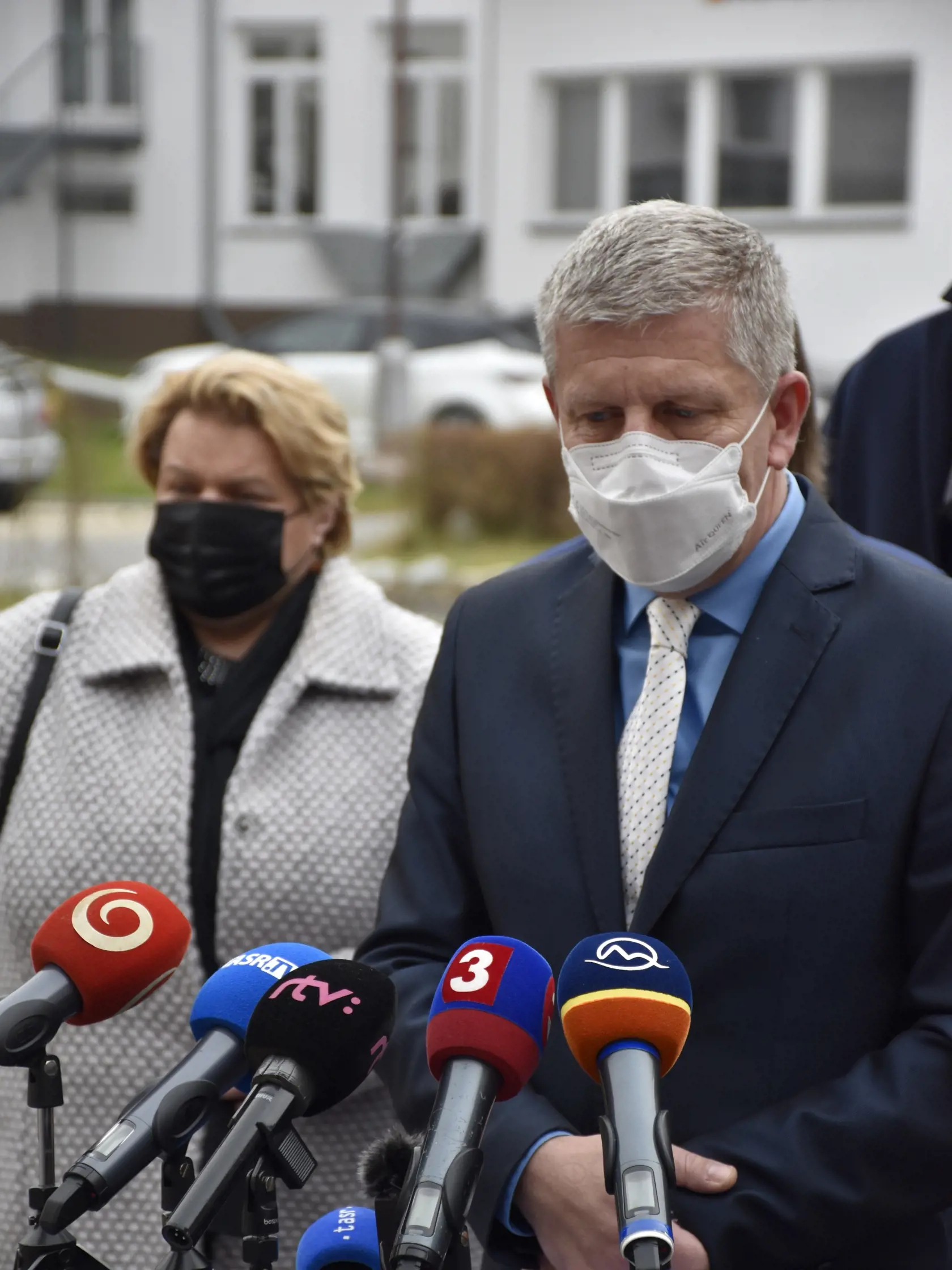 "Súčasná epidemická situácia ohrozuje zdravotnícky systém ako taký a poskytovanie zdravotnej starostlivosti aj iným ako „covidovým“ pacientom. Epidemické čísla nútia k sprísneniu opatrení aj voči tým, ktorí boli zodpovední a dali sa zaočkovať," hovorí minister zdravotníctva SR Vladimír Lengvarský.