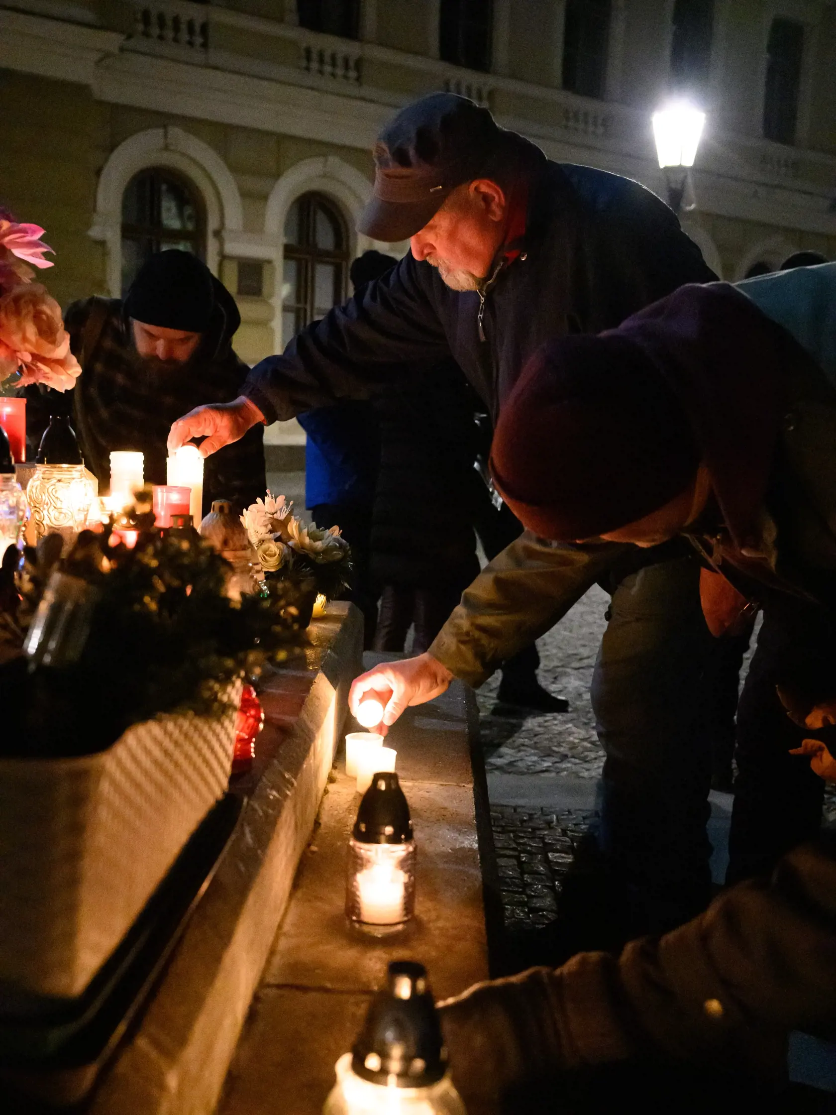 Na snímke účastníci spoločného zhromaždenia  pri príležitosti 7. výročia vraždy Jána Kuciaka a Martiny Kušnírovej a iniciatívy Mier Ukrajine v Nitre v piatok 21. februára 2025. Novinára Jána Kuciaka a jeho snúbenicu Martinu Kušnírovú zavraždili 21. februára 2018 v ich rodinnom dome vo Veľkej Mači v okrese Galanta. Najpravdepodobnejším motívom bola podľa polície jeho investigatívna žurnalistická práca.