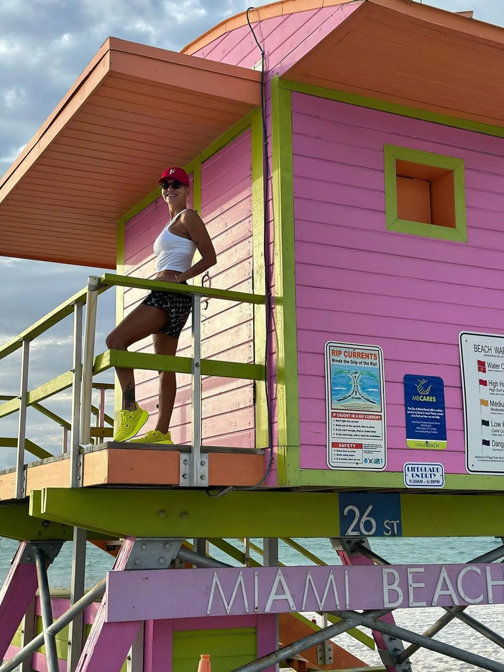 Dara si na Miami Beach zapózovala pri hliadkovacej veži, ktorá vyzerá ako pre Barbie.