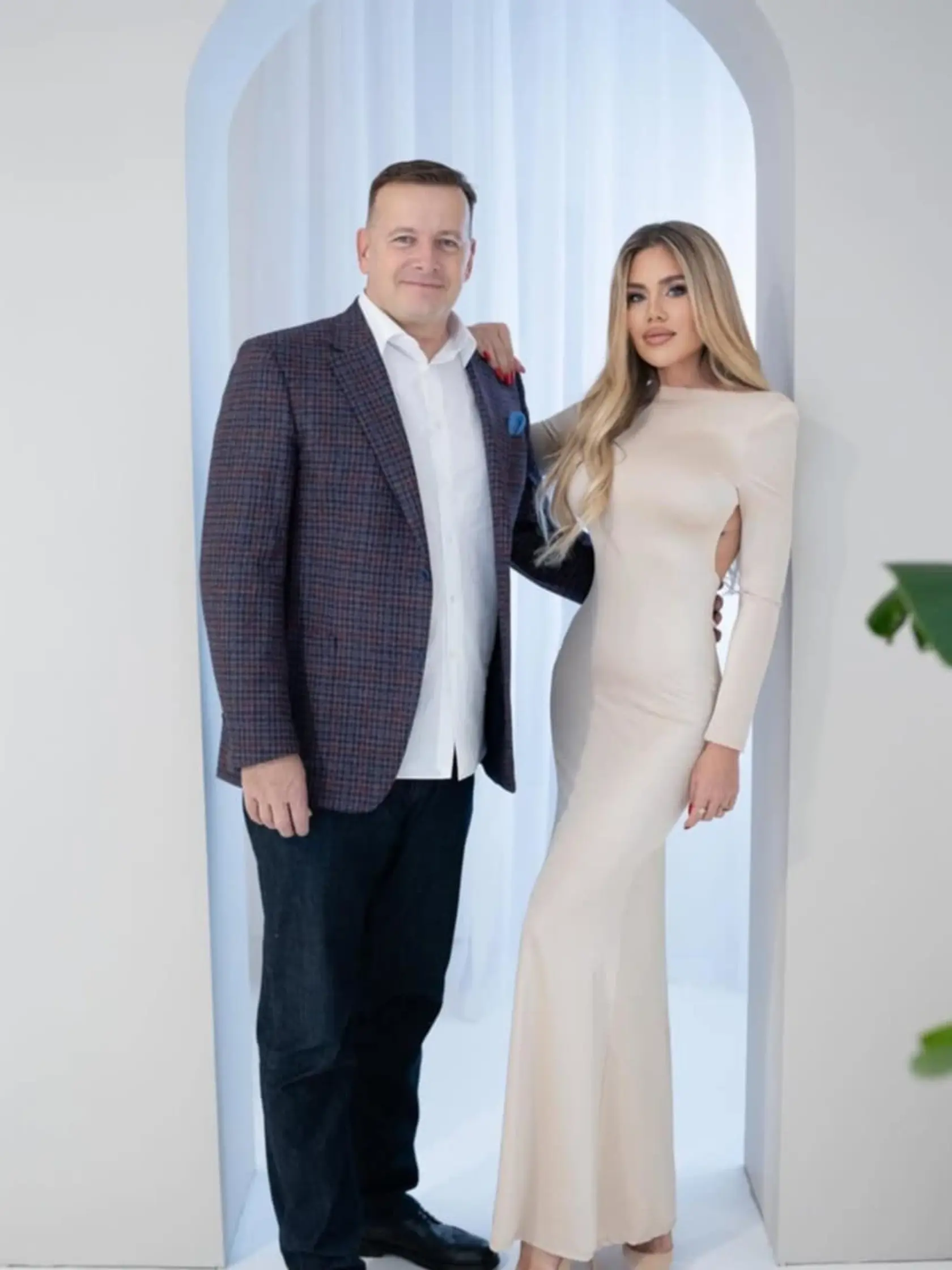 Boris zverejnil fotku z vianočného fotenia, na ktorej má Laura biele šaty. Ako neveste by jej to pristalo, však?