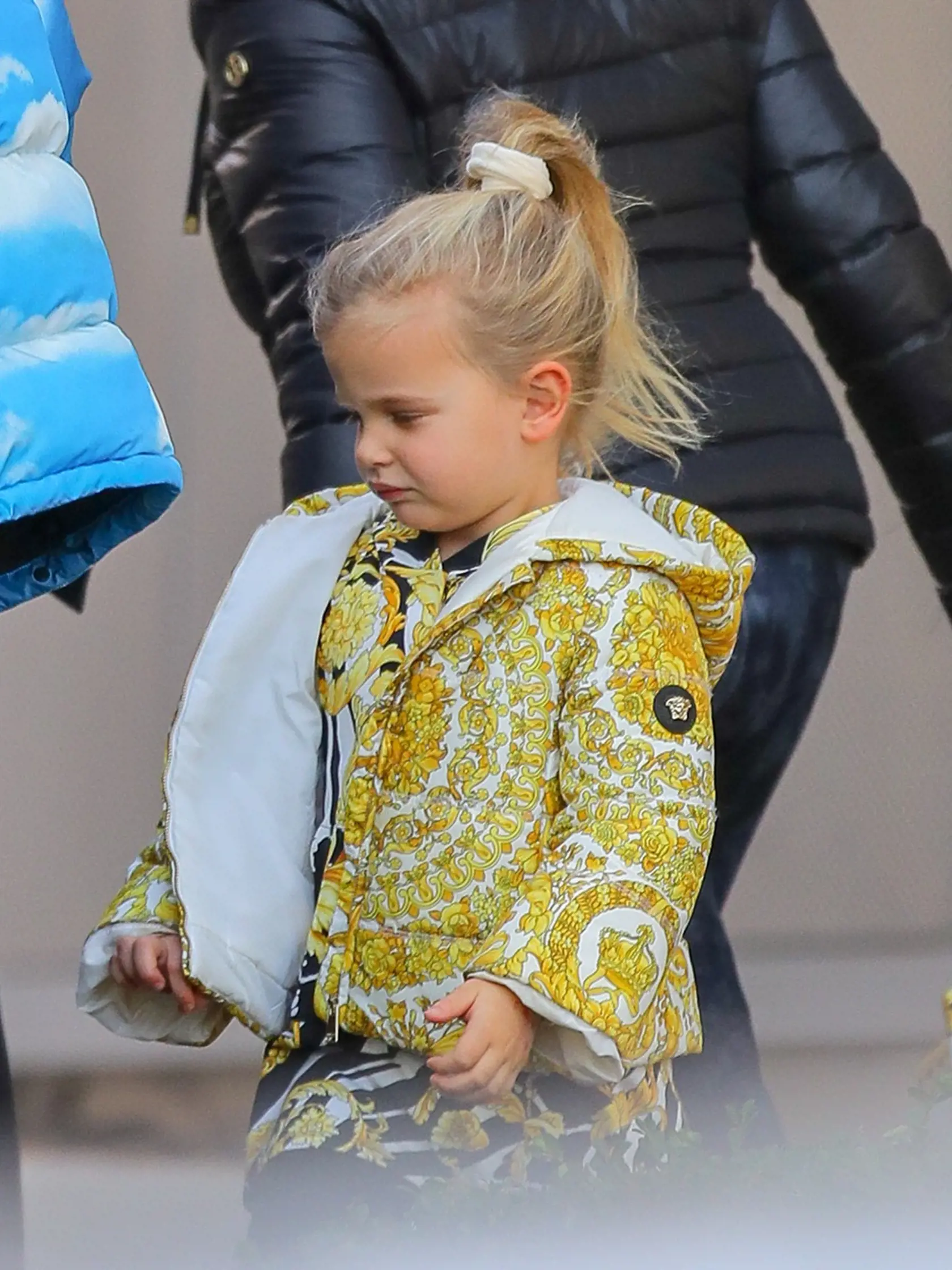 Irina na svojej dcérke rozhodne nešetrí. Od hlavy po päty bola oblečená v značke Versace!