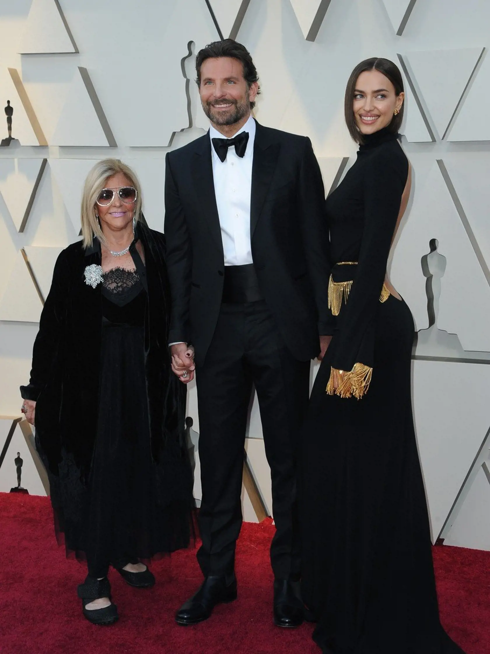 Bradley Cooper má veľmi blízky vzťah s mamou, pričom sa šepká, že ona je za všetkými rozchodmi.