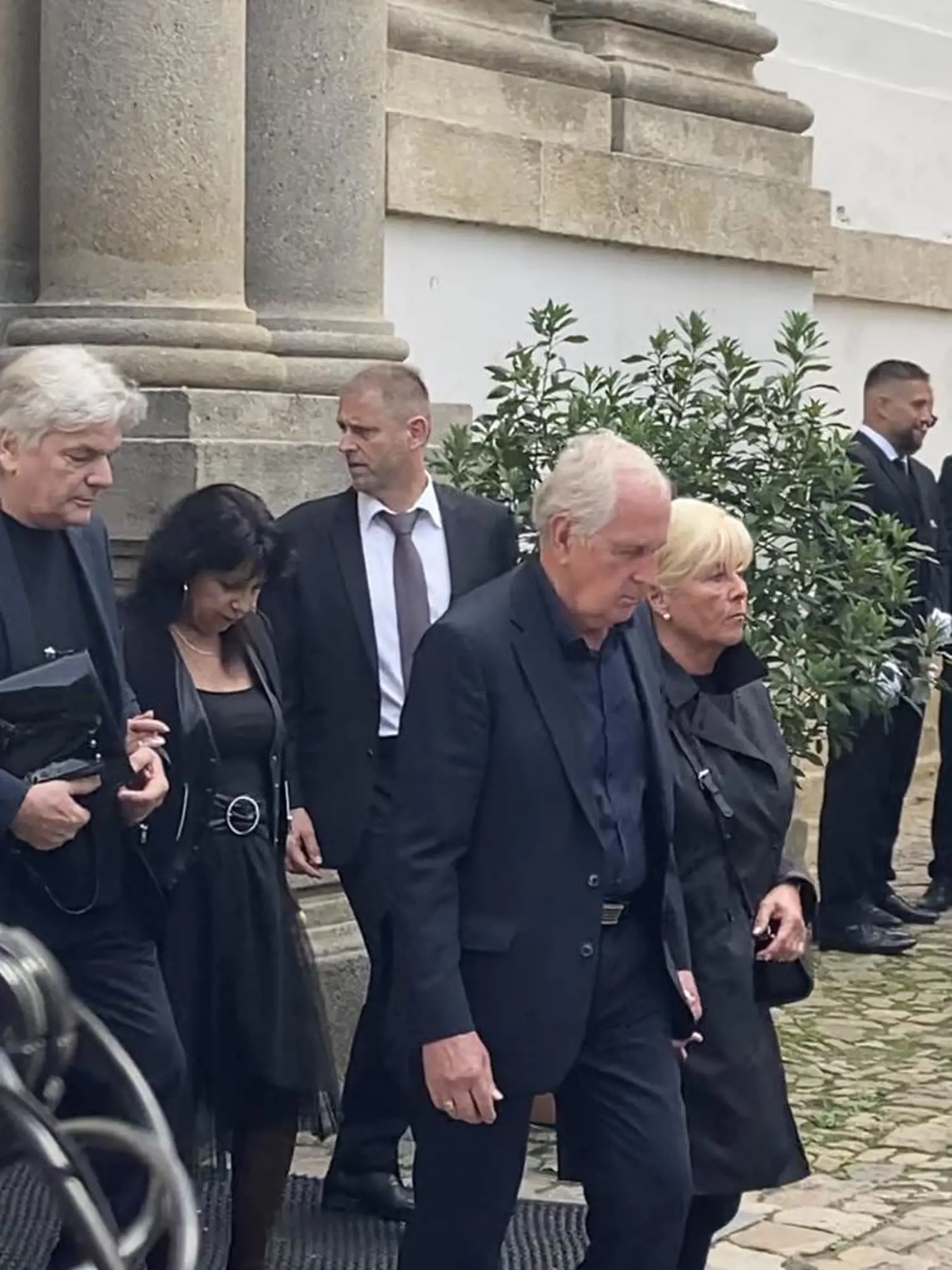 Na pohrebe Vaša Patejdla nechýbala ani jeho prvá manželka Alena (tmavé vlasy).