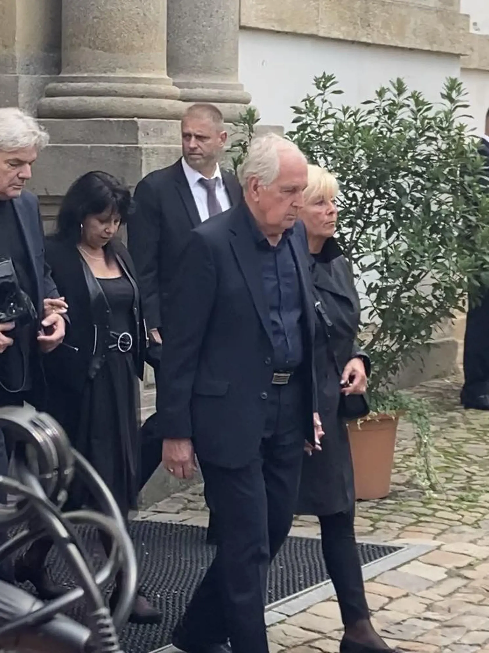 Na pohrebe Vaša Patejdla nechýbala ani jeho prvá manželka Alena (tmavé vlasy).