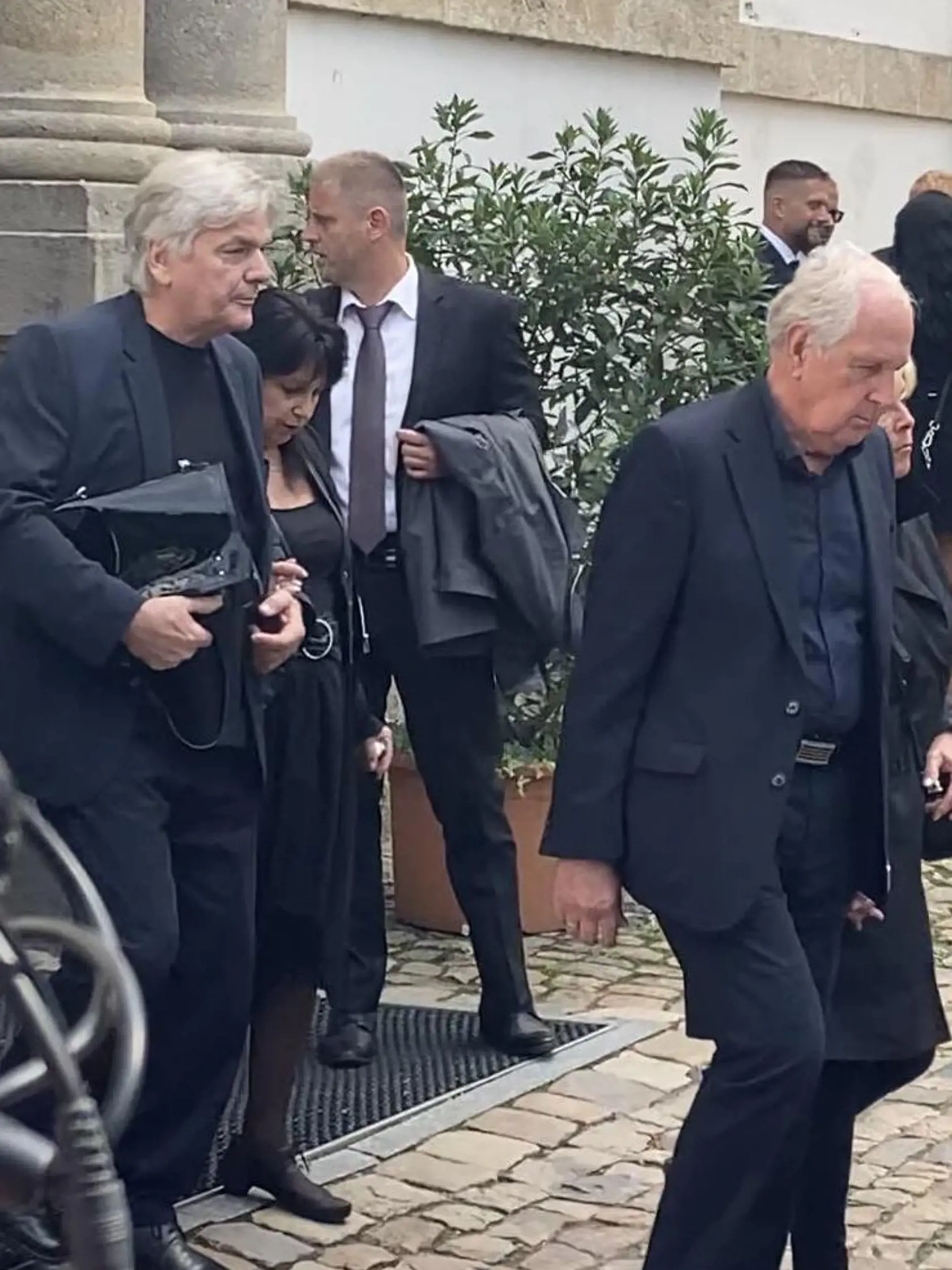 Na pohrebe Vaša Patejdla nechýbala ani jeho prvá manželka Alena (tmavé vlasy).