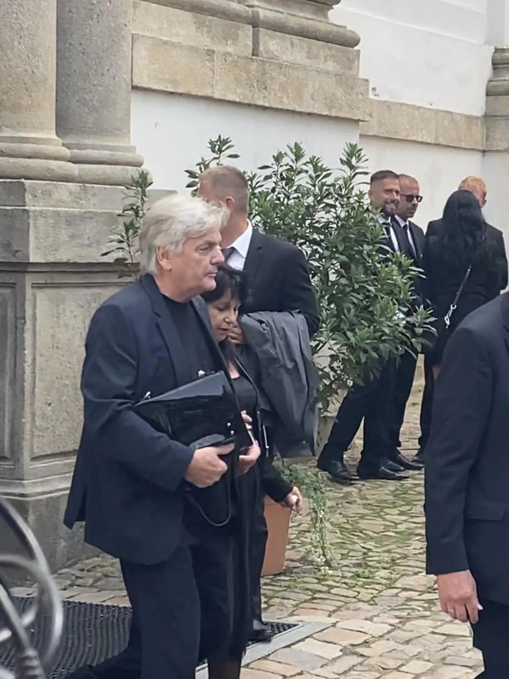 Na pohrebe Vaša Patejdla nechýbala ani jeho prvá manželka Alena (tmavé vlasy).