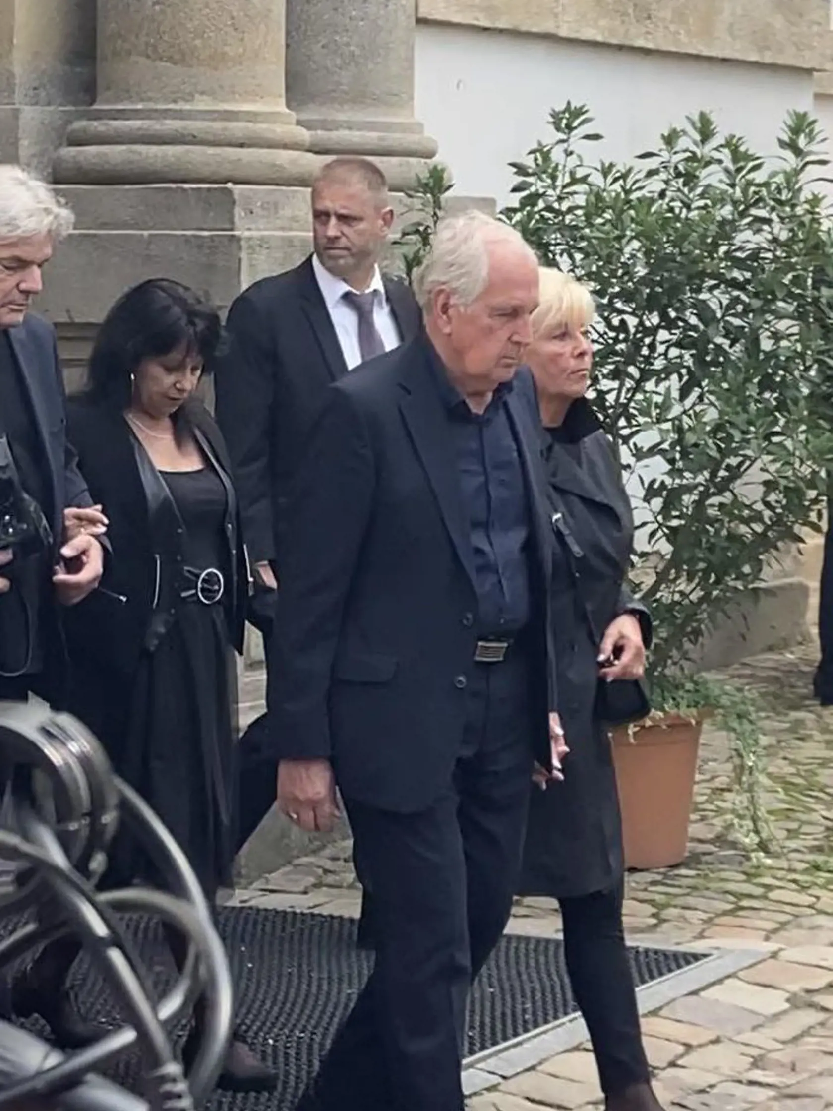 Na pohrebe Vaša Patejdla nechýbala ani jeho prvá manželka Alena (tmavé vlasy).