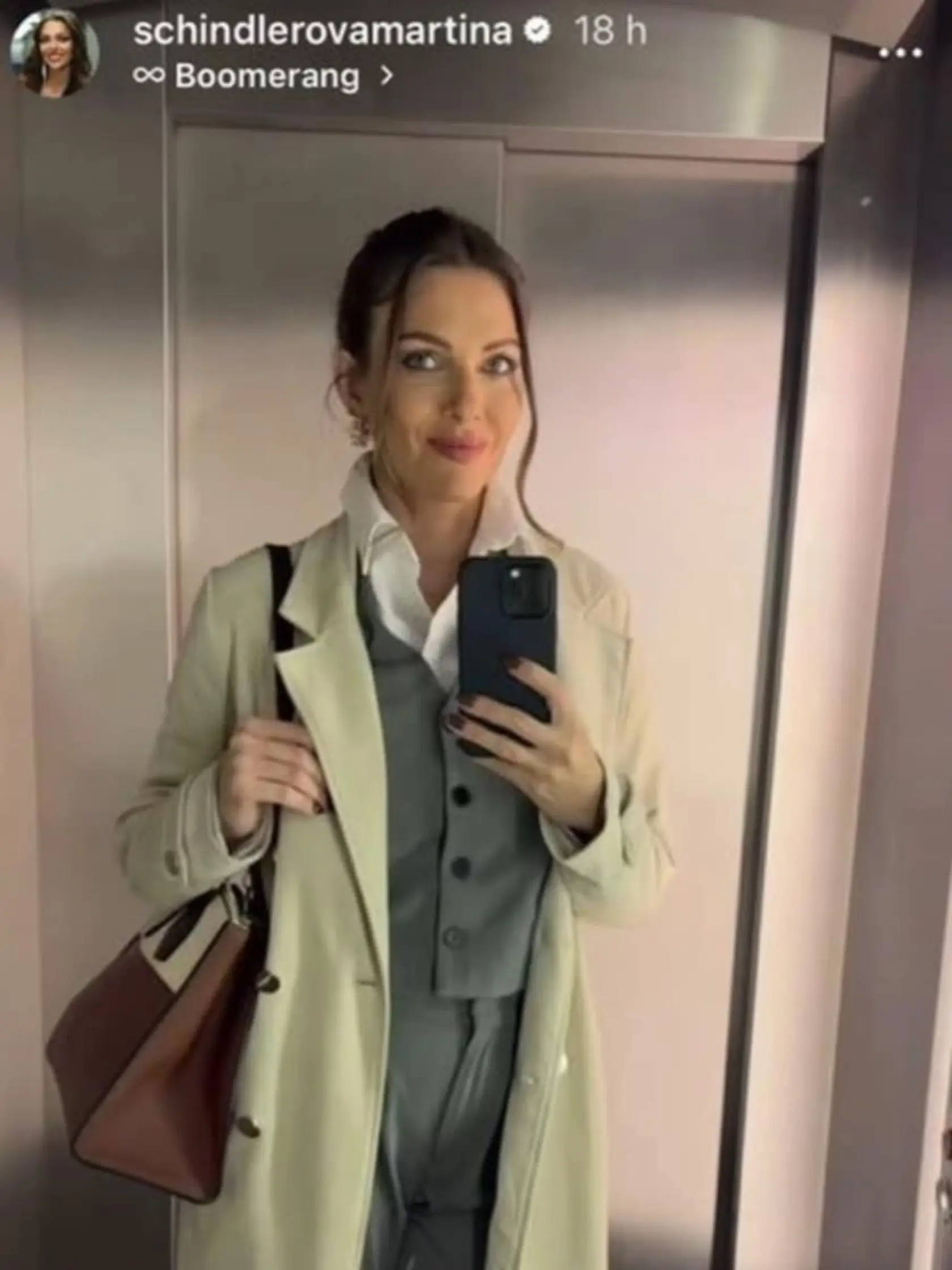 Martina Schindlerová zvolila na svadbu netradičný outfit.