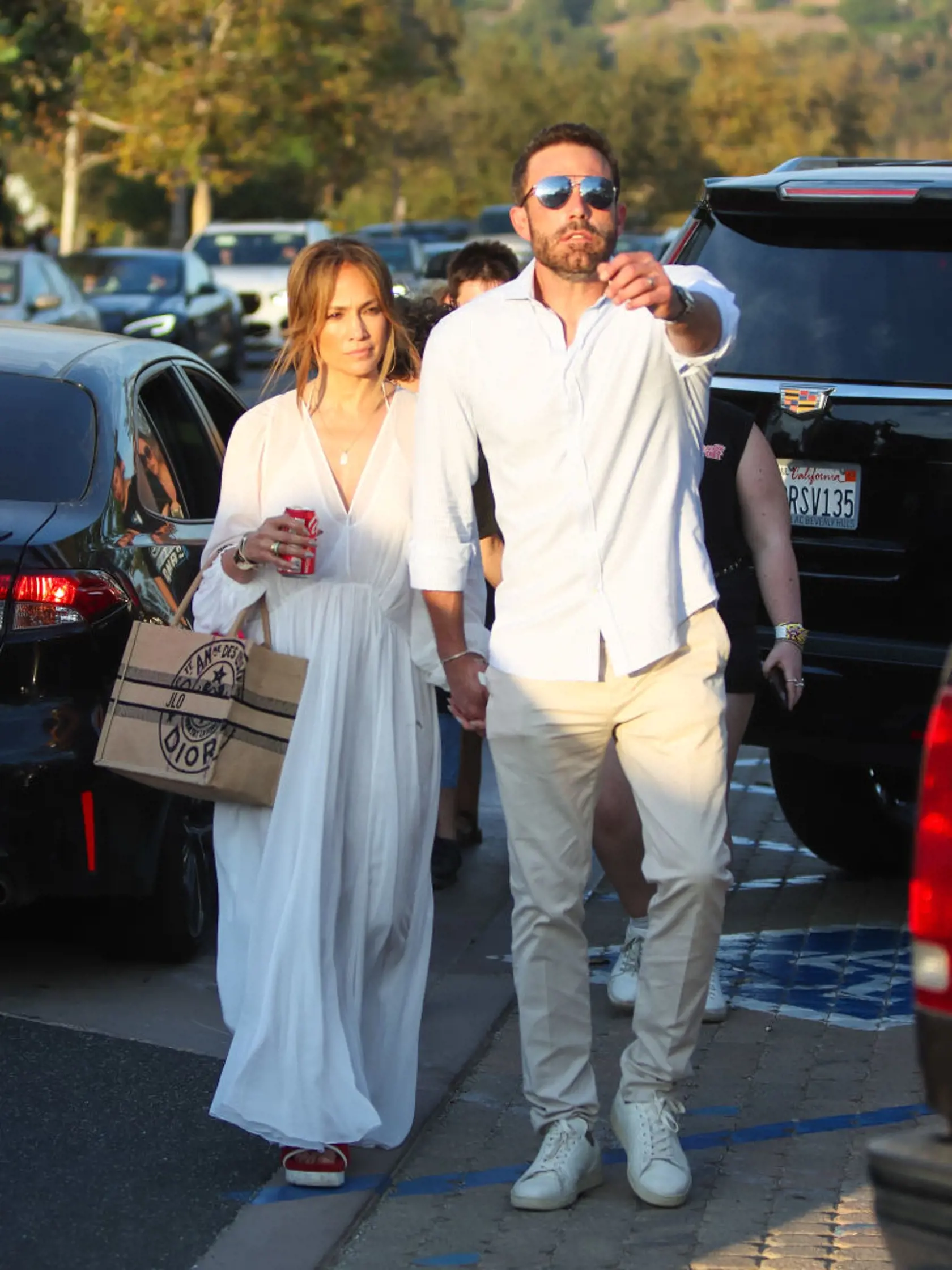 Jennifer Lopez a Ben Affleck majú stále svadobnú náladu. Jen skombinovala biele šaty s červenými šľapkami.