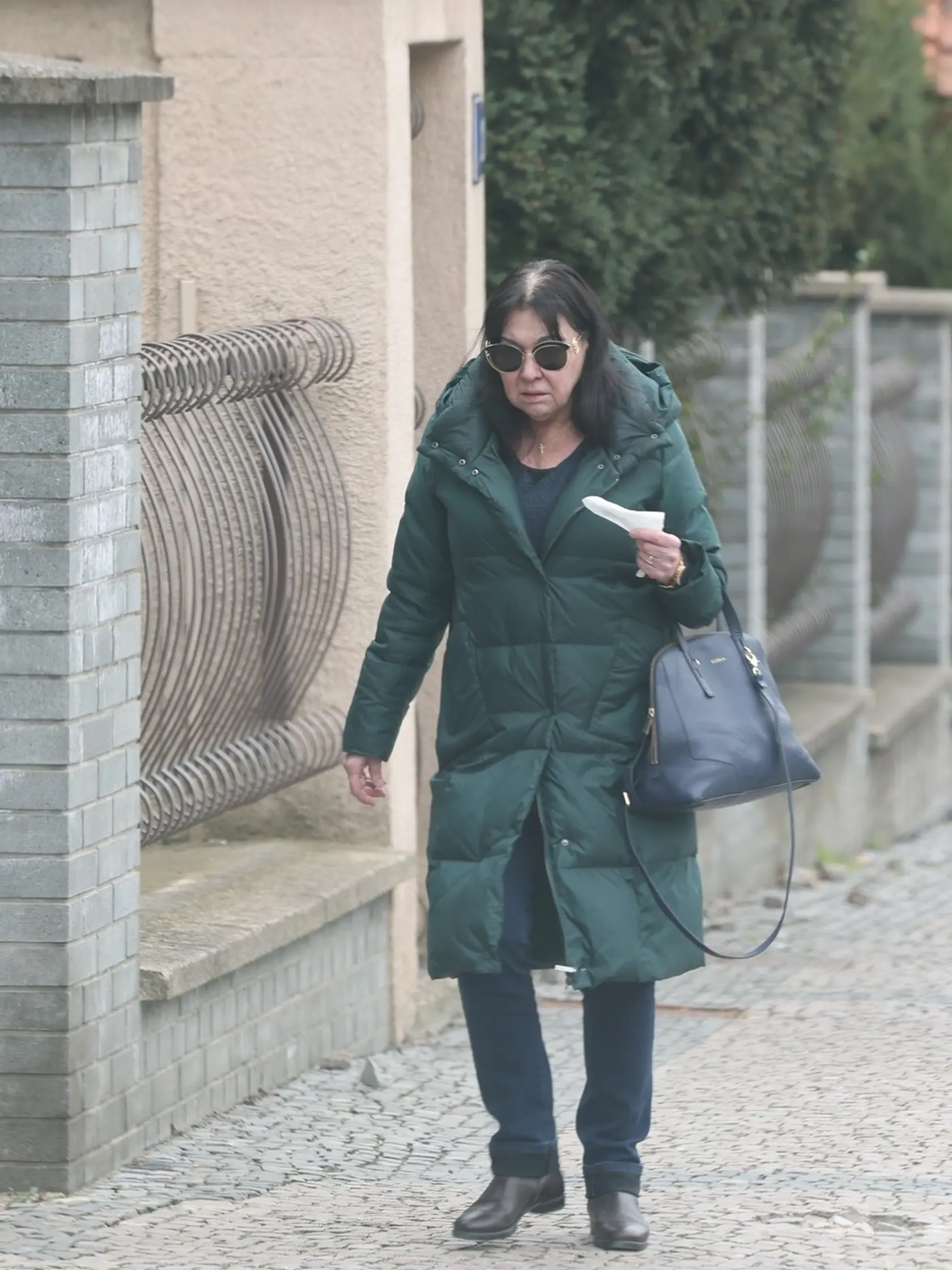 Česká herečka a speváčka Dagmar Patrasová prežíva najsmutnejšie chvíle vo svojom živote. Po strate svojej milovanej dcéry Aničky, vyšla s čiernymi okuliarmi prvýkrát von zo svojho domu.