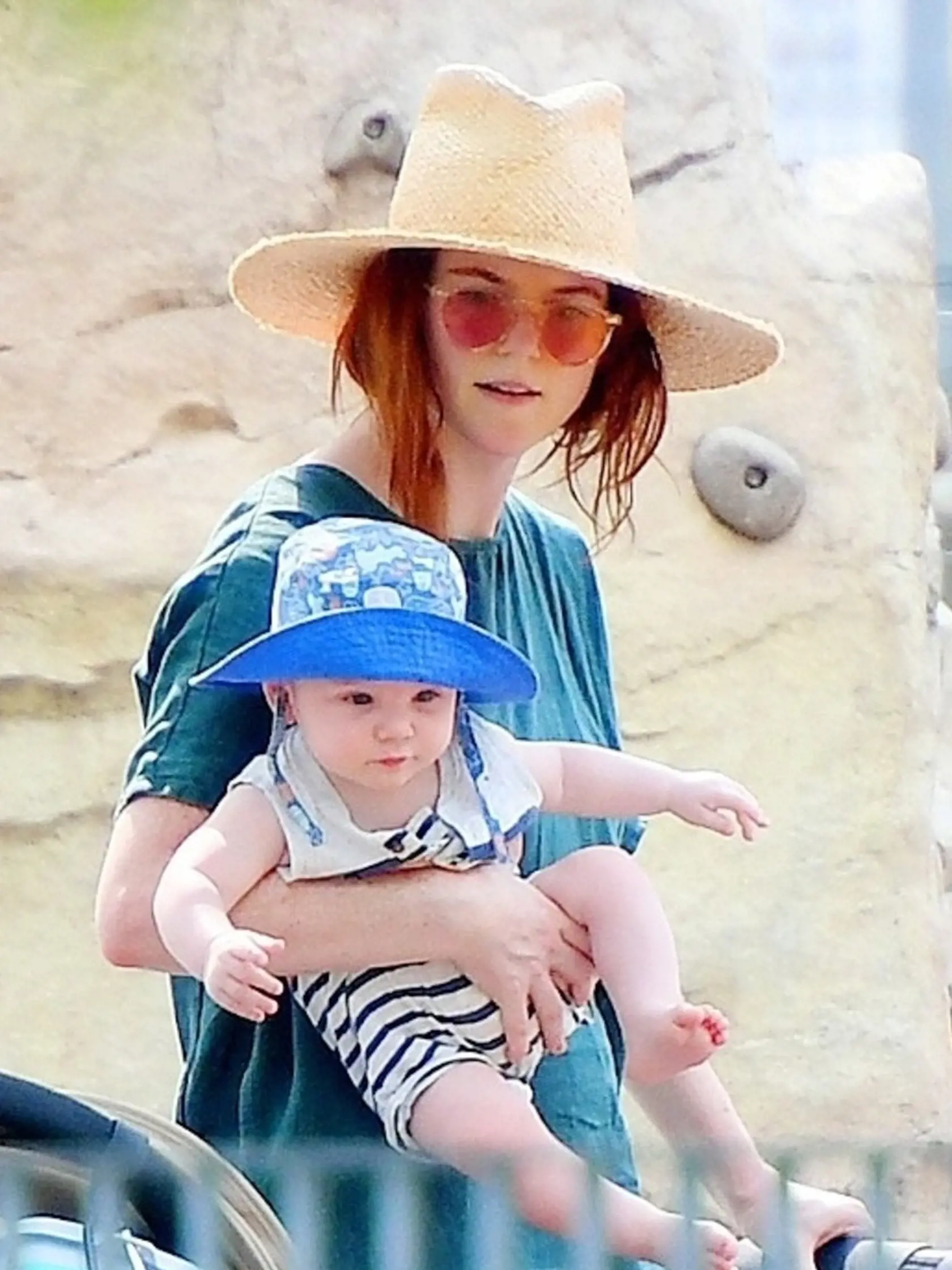 Rose Leslie so synom v parku v New Yorku.