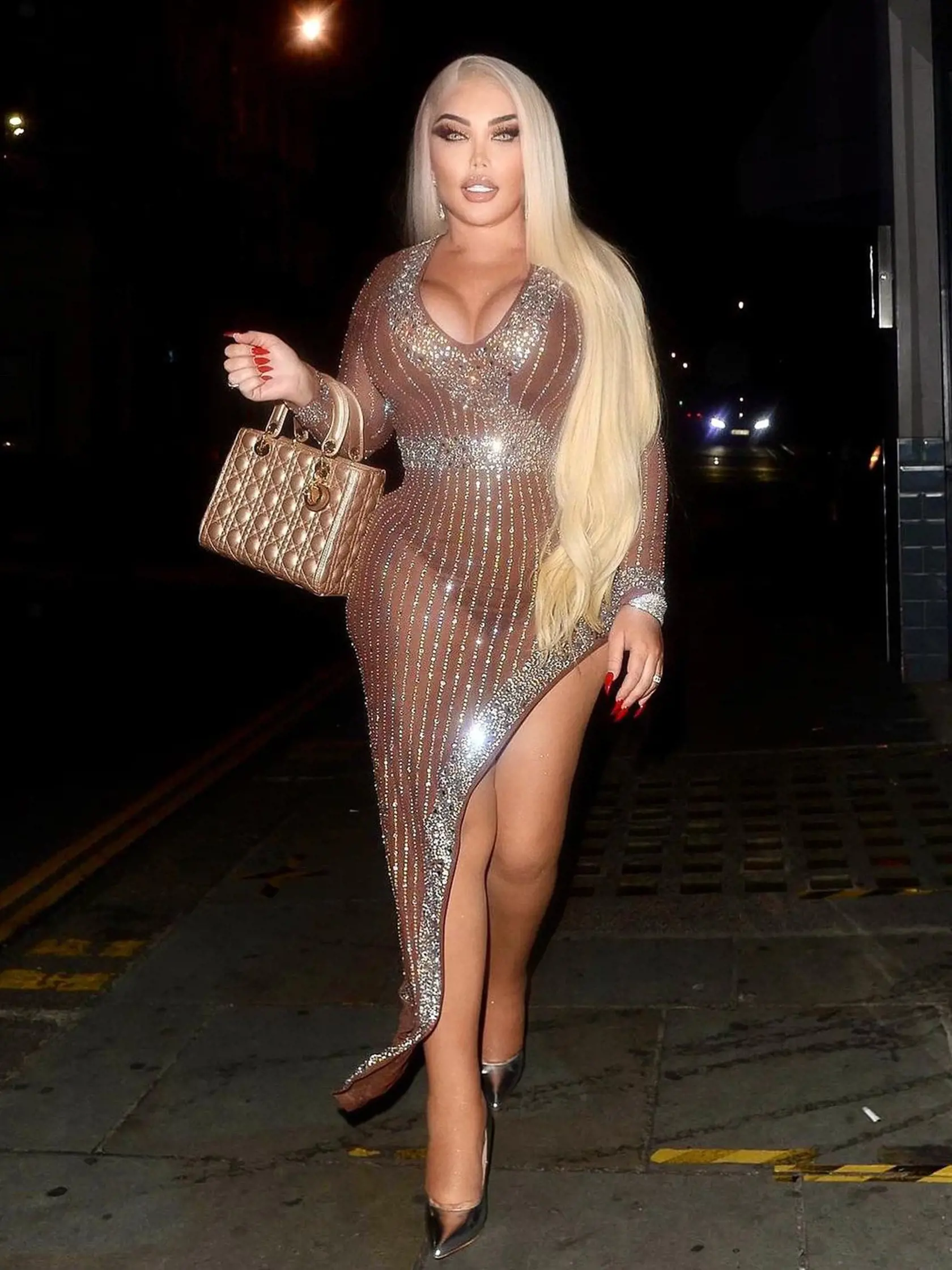 Trendu priehľadných šiat podľahla aj živá Barbie Jessica Alves.