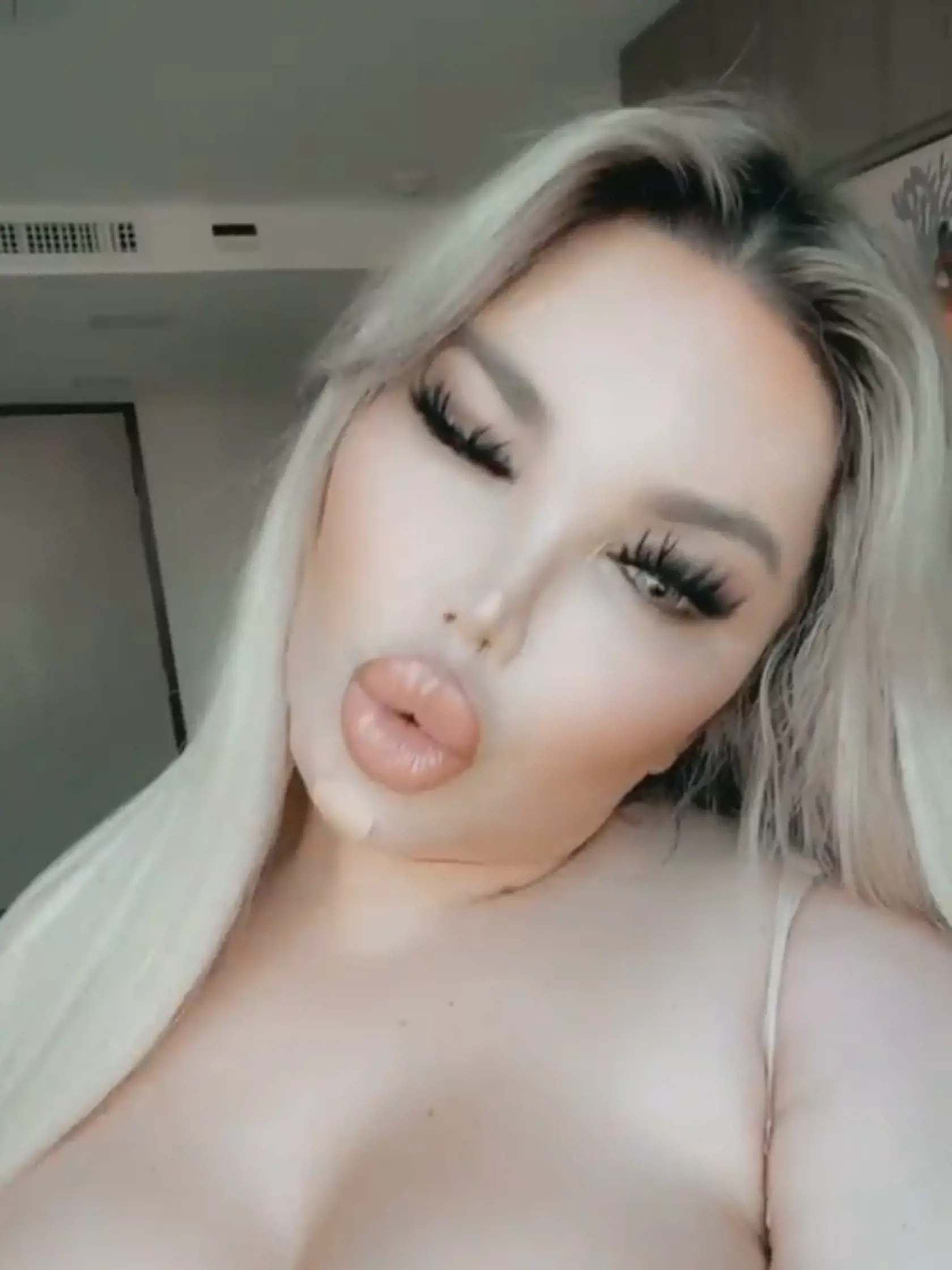 Ani tentokrát sa Jessica, ktorá si aktuálne svoje ženské krivky užíva plnými dúškami, nenechala zahanbiť a na sociálnej sieti zverejnila dráždivé video, v ktorom sa chválila svojim bujným dekoltom aj dokonalým mejkapom.