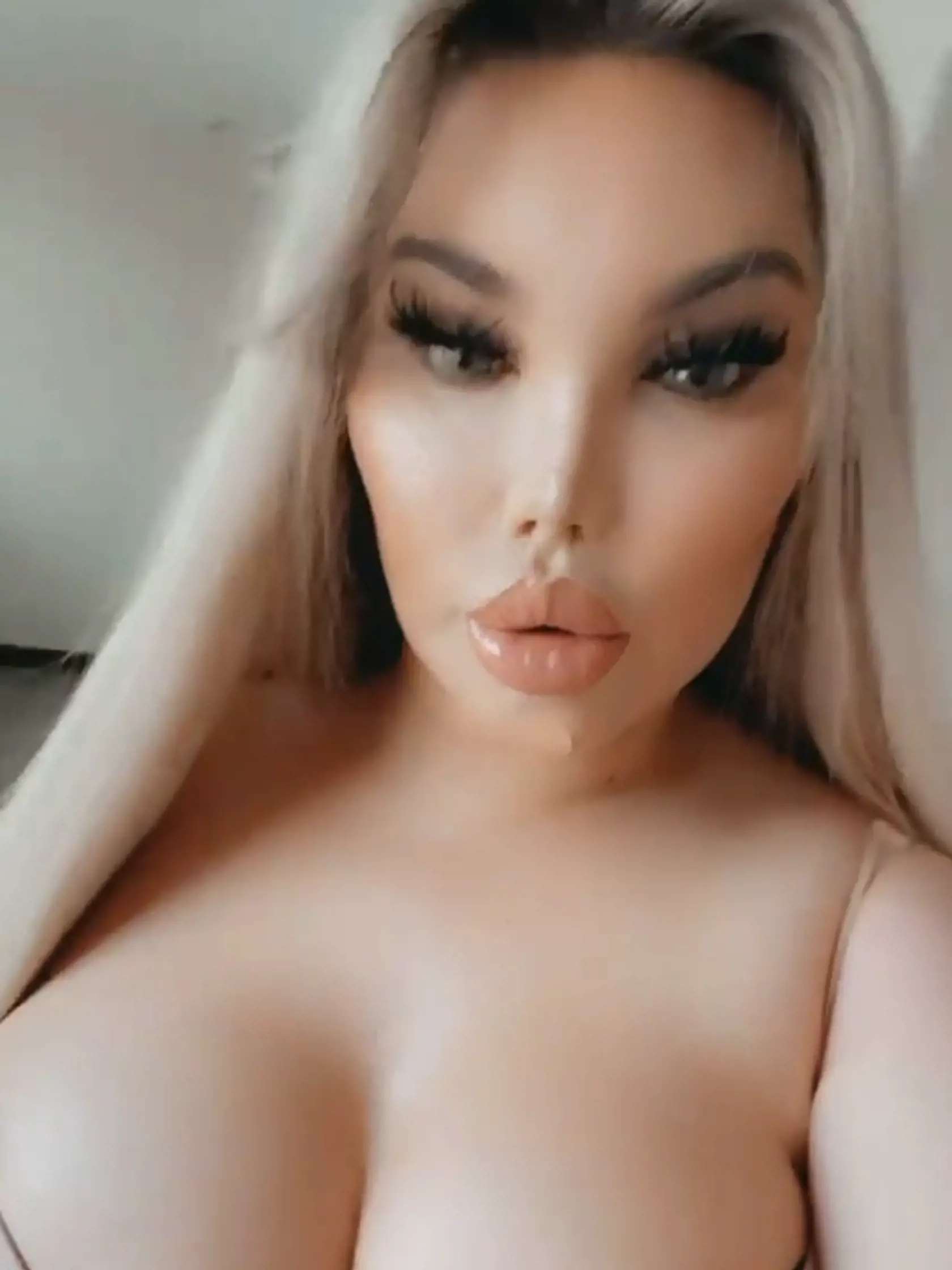 Plastiková kráska si však zjavne nevšimla, že z dekoltu jej predsa len vykúka aj niečo viac.