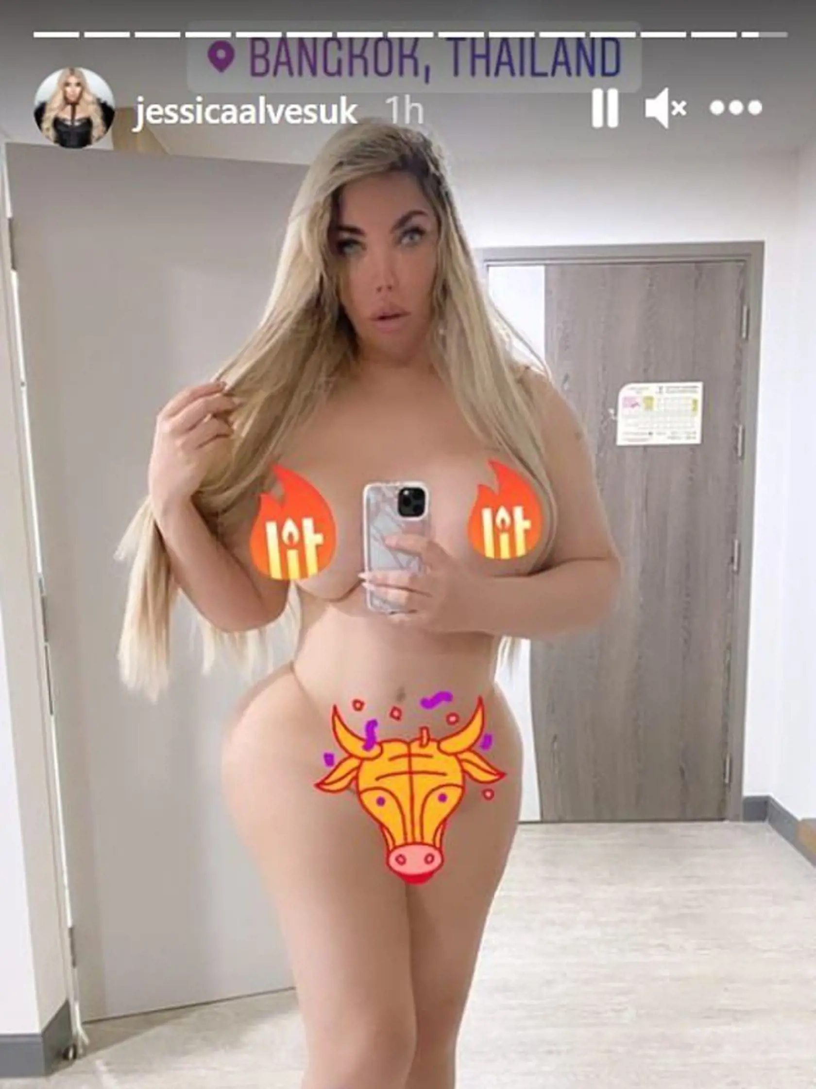 Len nedávno sa na instagrame objavili celkom nahé fotografie preoperovanej Barbie, na ktorých sa chválila ženskými krivkami. Vagínu a bradavky zahaľovali na záberoch len strohé smajlíky.