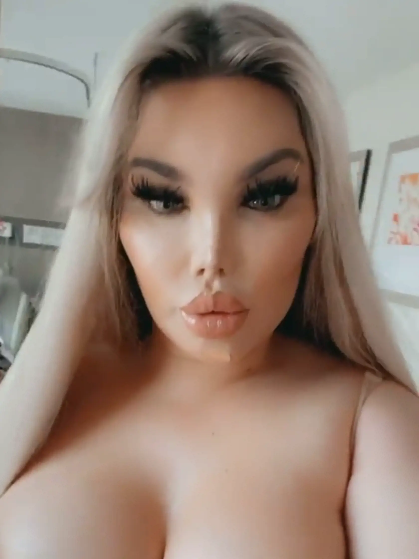 Krátko po zverejnení video z instagramu síce stiahla, no zábery jej obnaženého poprsia stihli obletieť svet.