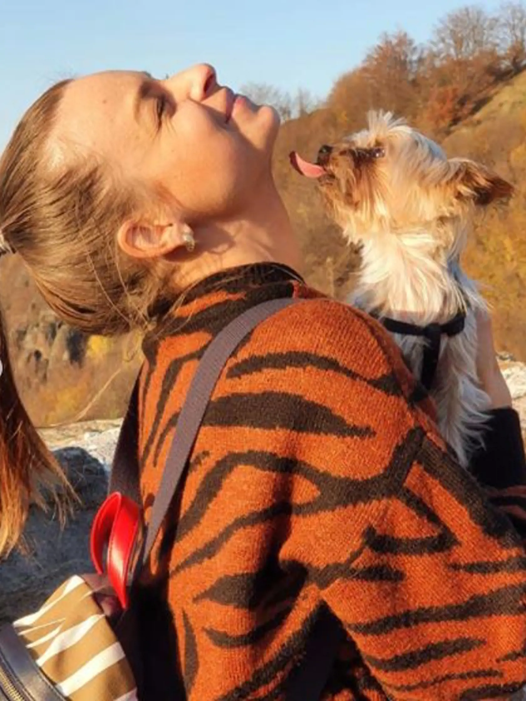 Eva so psíkom Filipom.