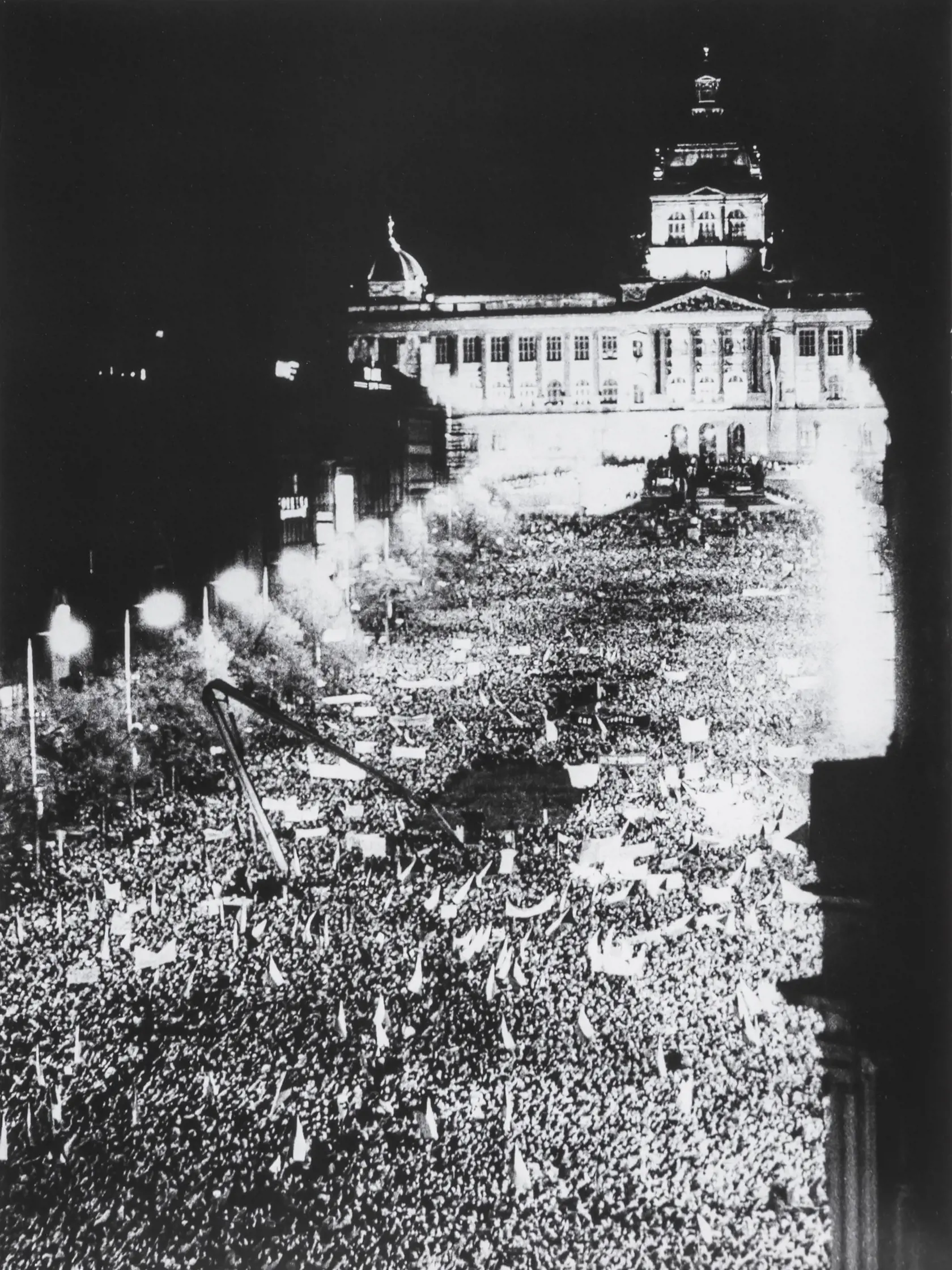 21. novembra sa 200-tisíc ľuďom na Václavskom námestí prihovoril z balkóna knižného vydavateľstva Melantrich Václav Havel.