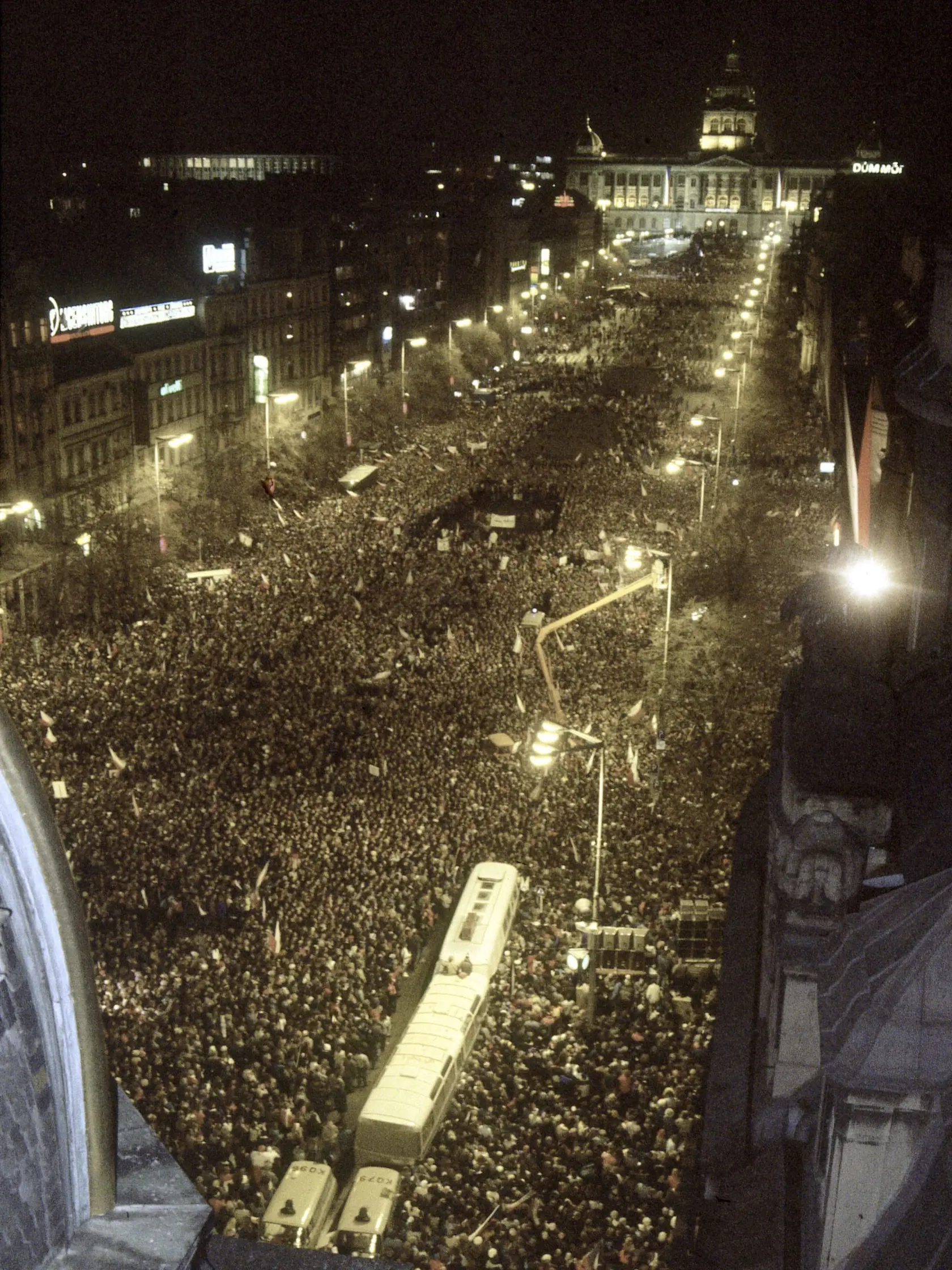 21. novembra sa 200-tisíc ľuďom na Václavskom námestí prihovoril z balkóna knižného vydavateľstva Melantrich Václav Havel.