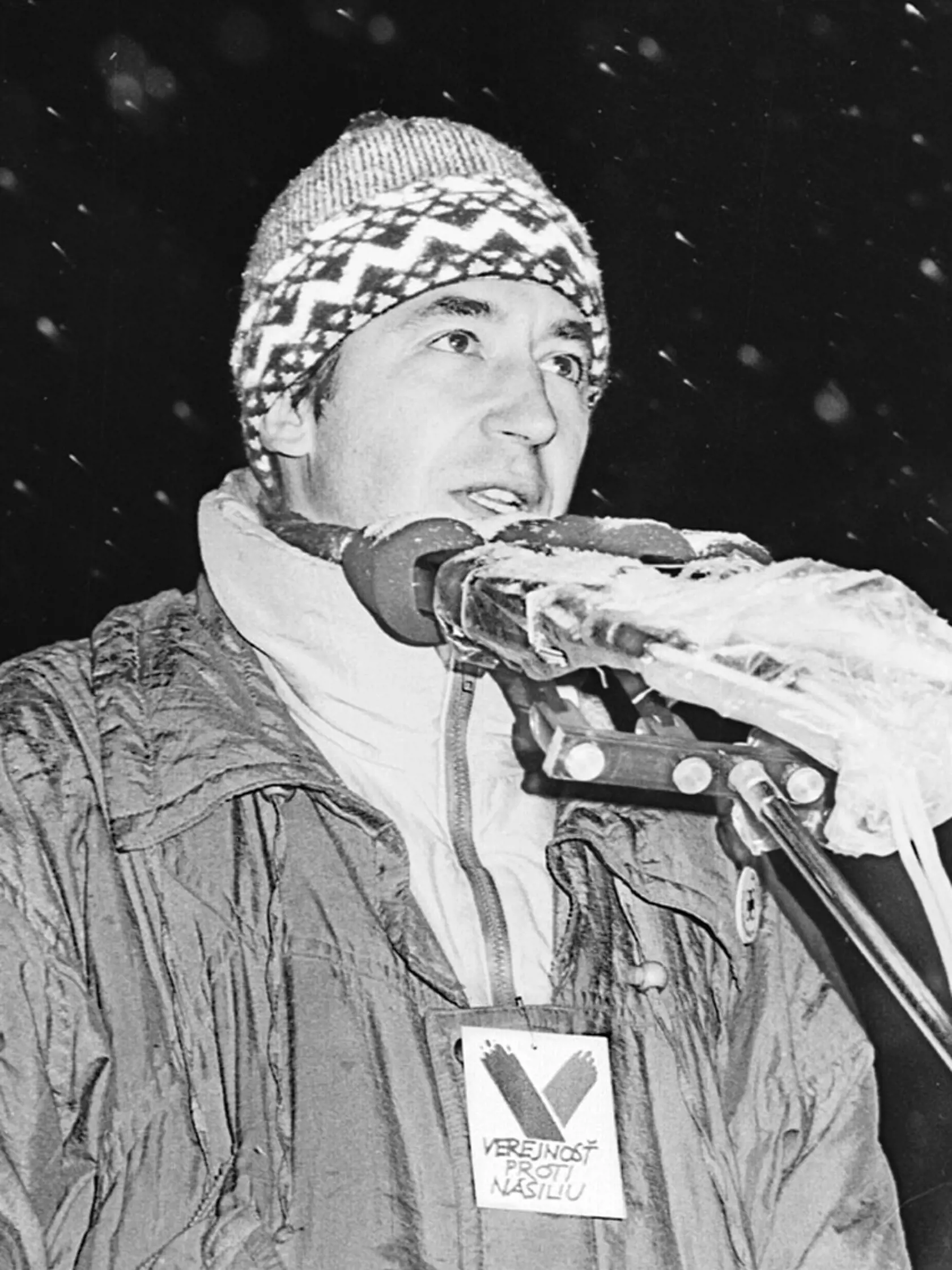 Študentskou demonštráciou na Národní tříde v Prahe sa revolučný november 1989 iba začal! K protestujúcim mladým sa pridali disidenti a umelci.
