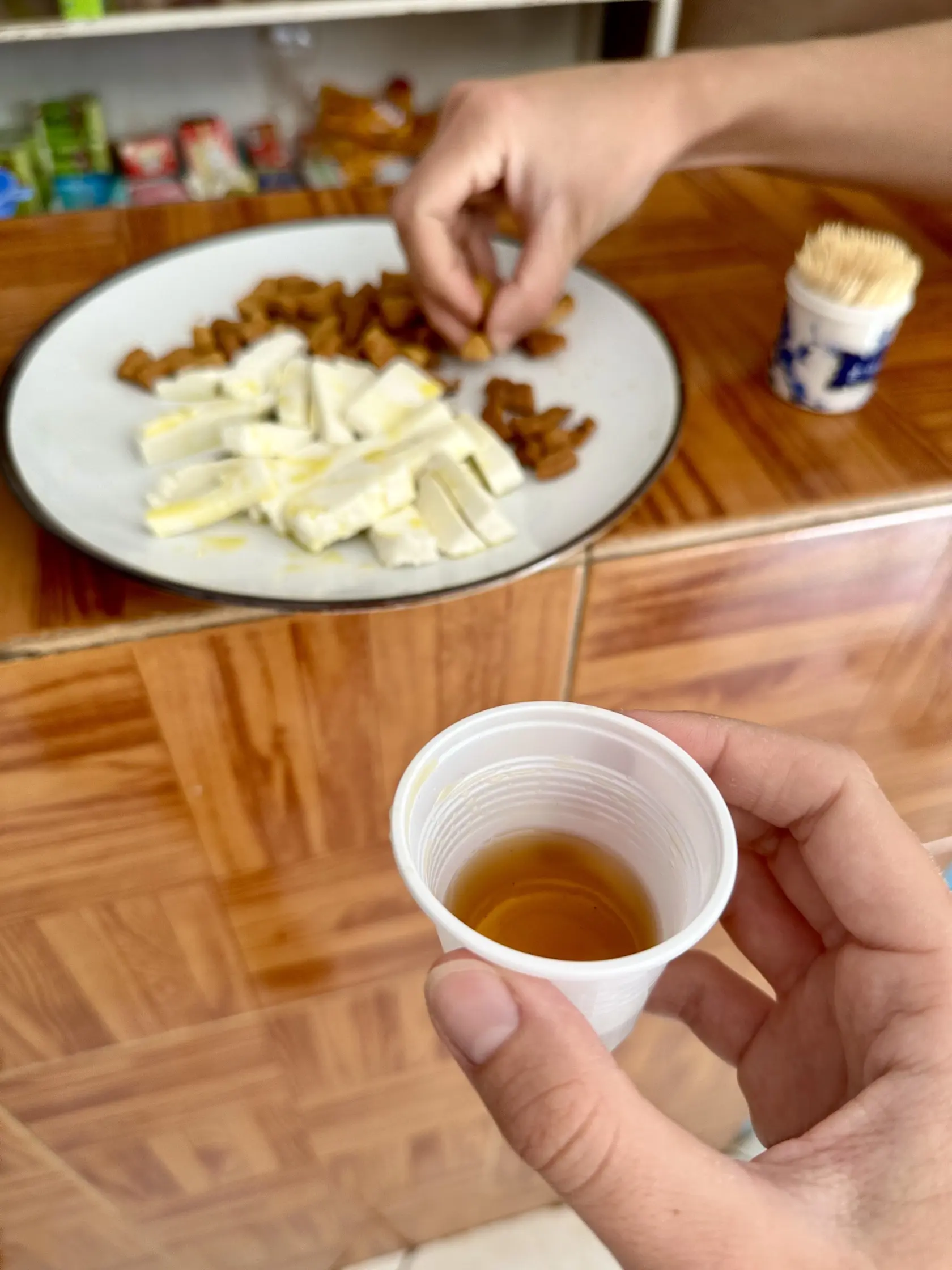 Pre ostrovy je typický kozí syr, ktorý sa je napríklad s marmeládou z papáje alebo len tak s olivovým olejom, a to zapijeme ponche de mel - medovým likérom z cukrovej trstiny