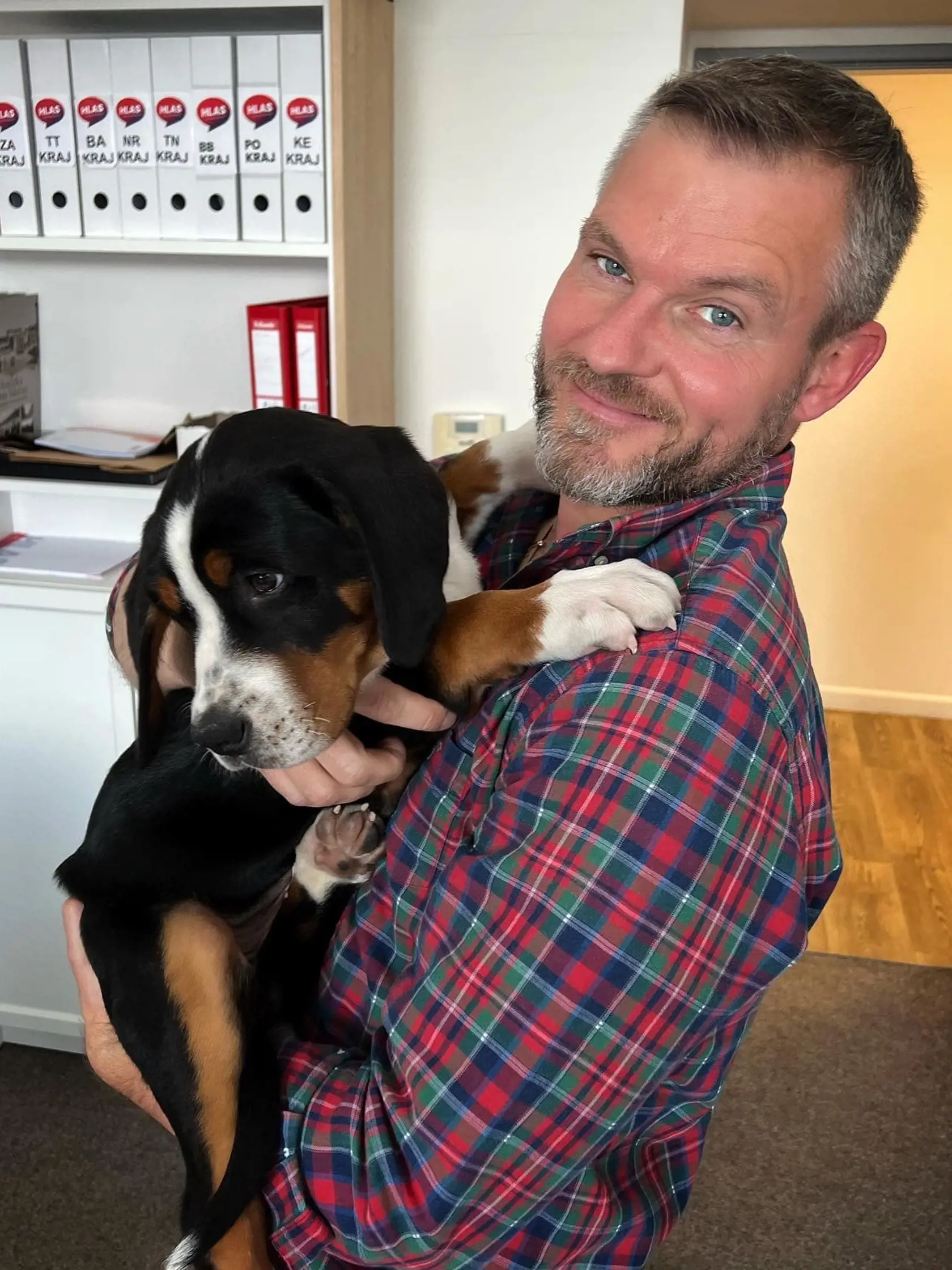 "Po odchode skvelého Attreya po krásnych jedenástich rokoch Vám predstavujem nového “kamaráta do dažďa” Geryho," oznámil na sociálnej sieti Peter Pellegrini.