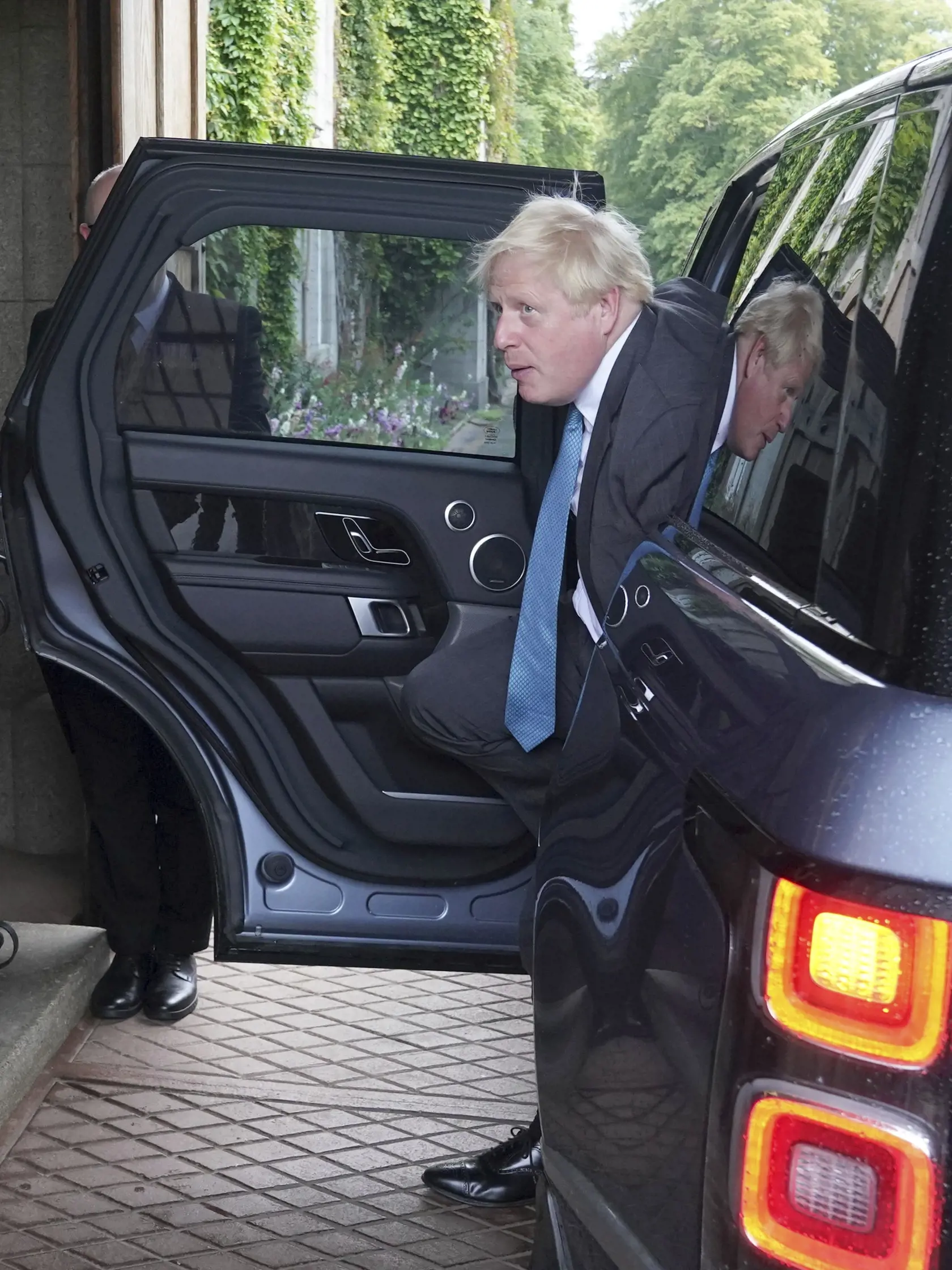 PK 42 Balmoral - Na snímke britský premiér Boris Johnson končiaci vo funkcii prichádza do zámku Balmoral, škótskeho sídla britskej kráľovnej Alžbety II. v oblasti Aberdeenshire, 6. septembra 2022. Boris Johnson opustil zámok Balmoral v Škótsku po tom, ako tam v utorok mal podľa očakávaní odovzdať svoju rezignáciu ako premiér do rúk kráľovnej Alžbety II. FOTO TASR/AP

Outgoing Prime Minister Boris Johnson arrives at Balmoral where Johnson will formally resign as Prime Minister, in Aberdeenshire, 