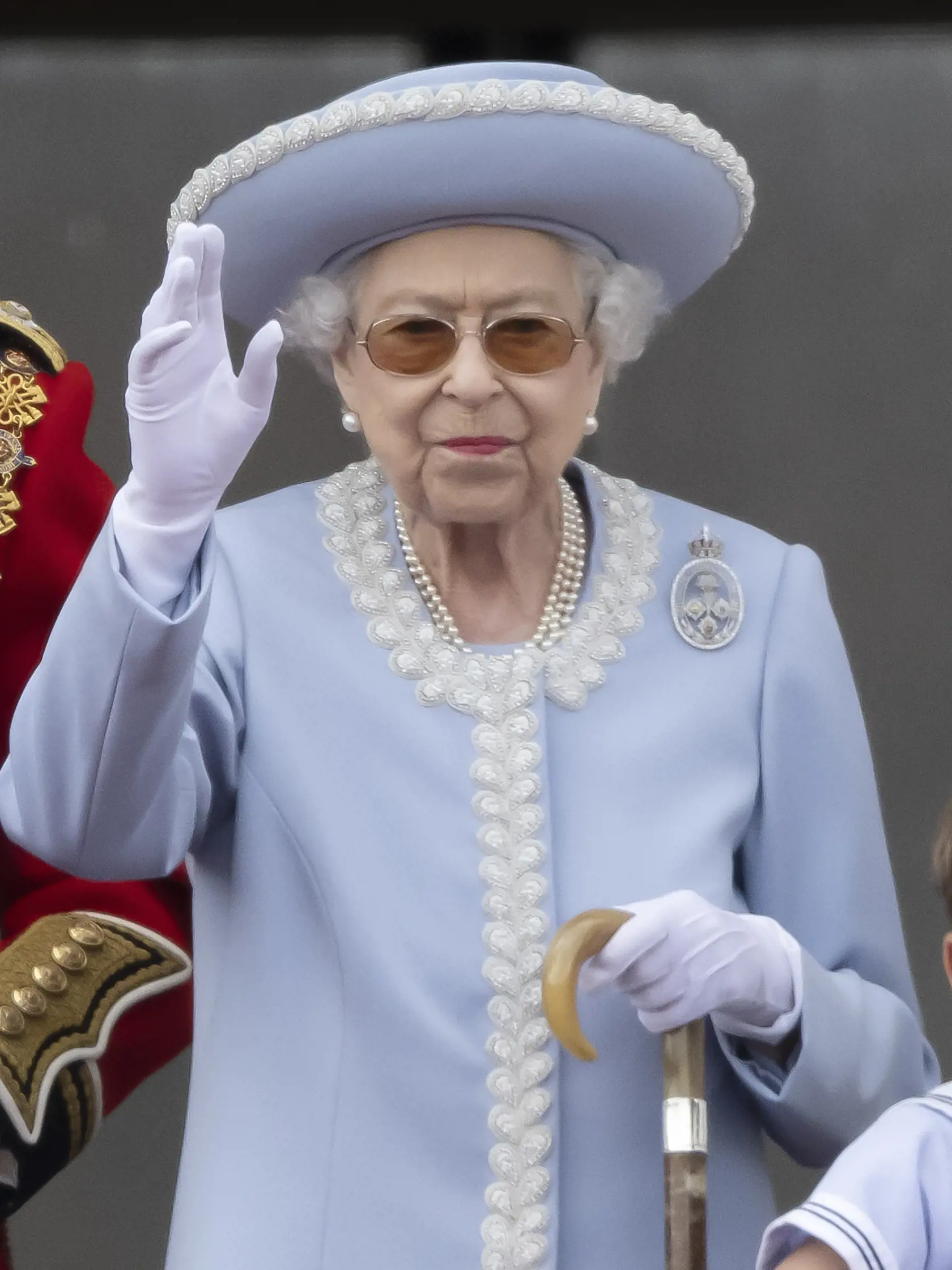 EBE 15 Londýn - Britská kráľovná Alžbeta II. máva z balkóna Buckinghamského paláca počas slávnostného preletu lietadla britského kráľovského letectva na začiatku štvordňových osláv 70. výročia nástupu britskej kráľovnej Alžbety II. na trón v Londýne vo štvrtok 2. júna 2022. Kráľovná Alžbeta II. (96) oslávila 70 rokov na tróne vo februári a celonárodné oslavy jej platinového jubilea, vrátane ďakovnej bohoslužby a hudobného koncertu pred Buckinghamským palácom, sa budú konať od 2. do 5. júna. FOTO
