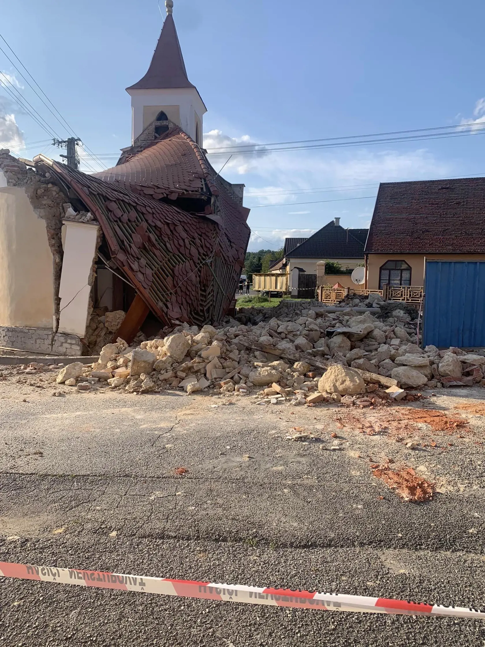 Keďže sa zrútila celá jedna stena, vzápätí aj strecha, bolo potrebné postupovať opatrne, aby zavaleného muža neprivalila ďalšia časť kaplnky.