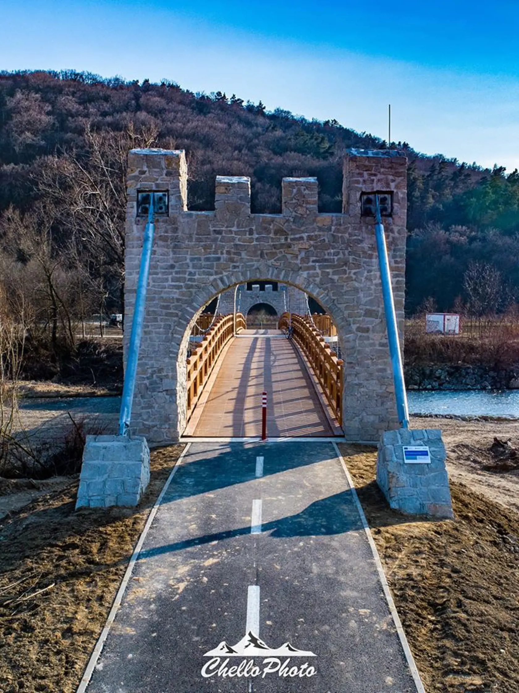 Pod Šarišským hradom postavili zrejme najkrajší most na Slovensku.
