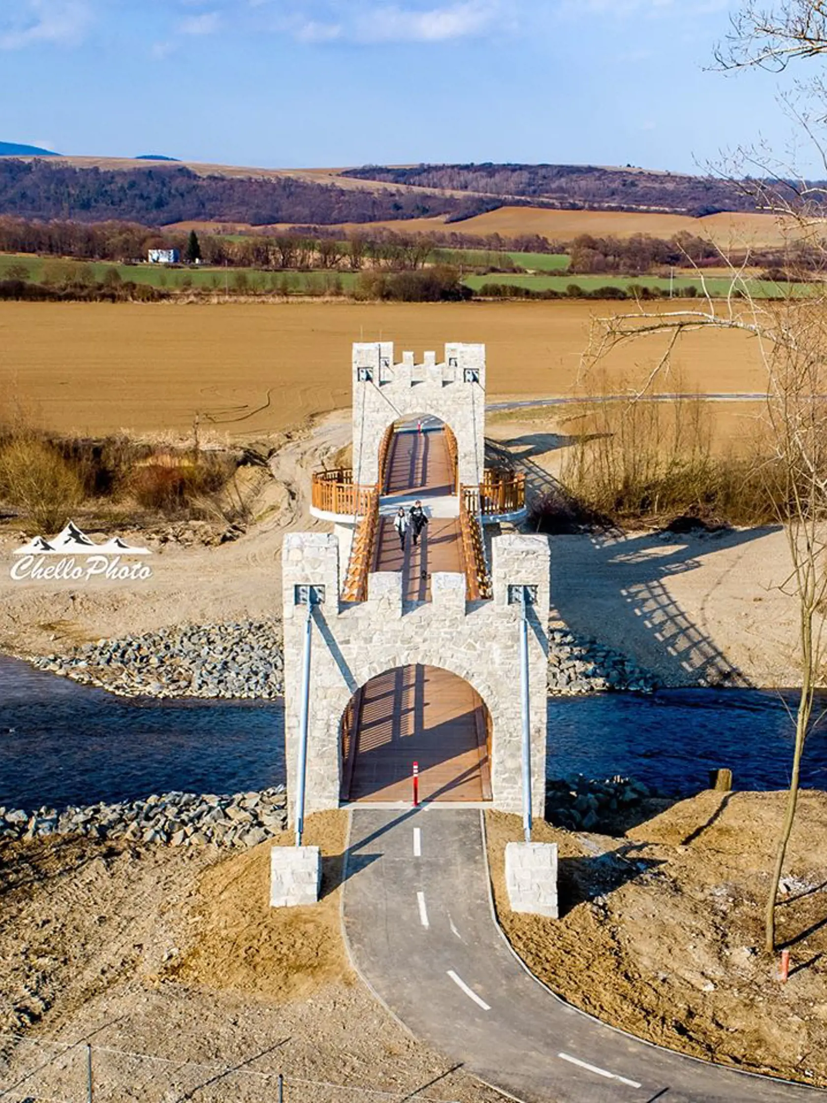 Pod Šarišským hradom postavili zrejme najkrajší most na Slovensku.