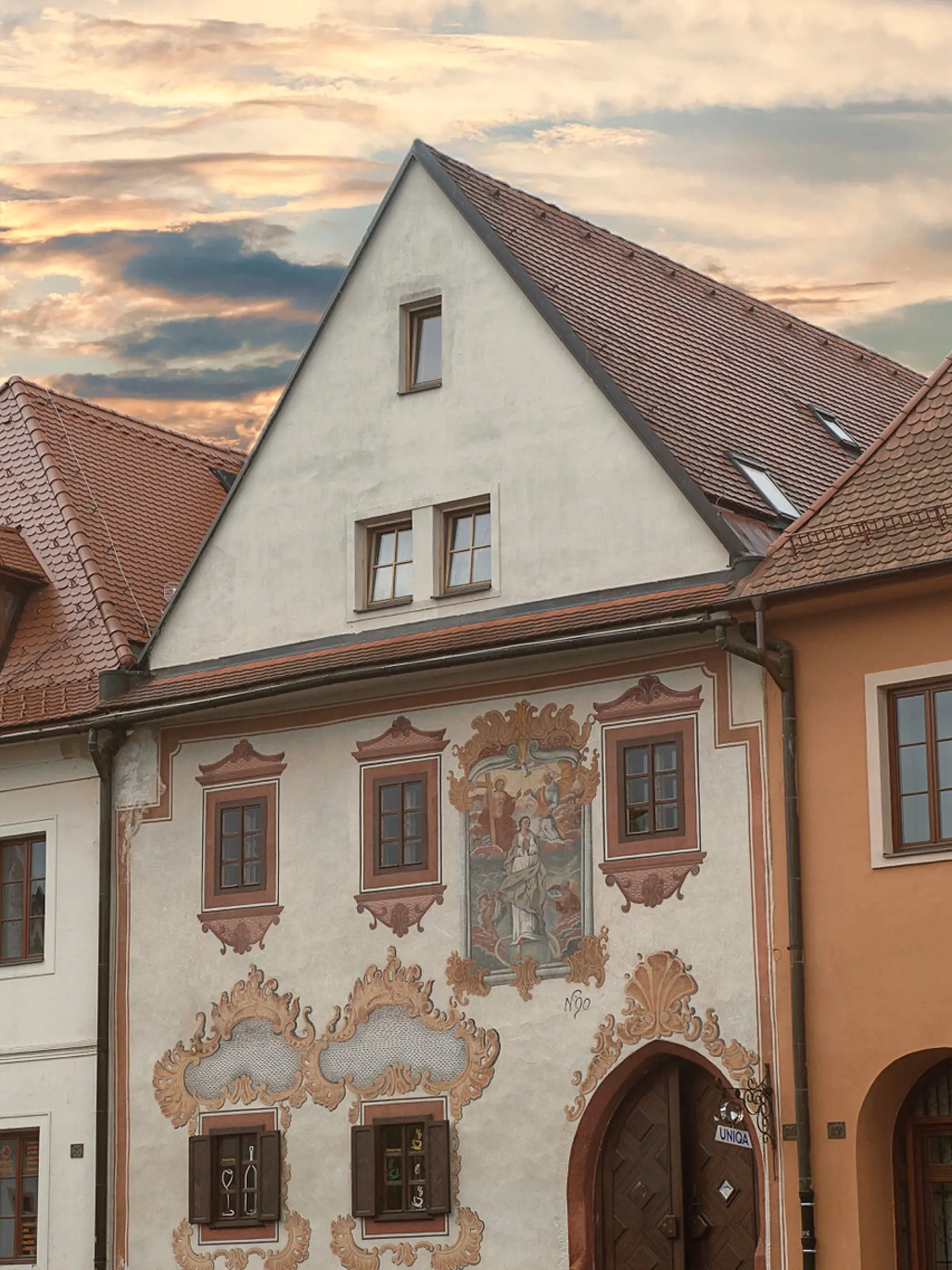 Tento maľovaný dom - Gantzaughov dom - patrí k najkrajším a najvzácnejším meštianskym domom bardejovského námestia. Je to renesančne prestavaná budova zdobená rokokovou nástennou maľbou z 18. storočia, vo vnútri je výstavná sieň Šarišského múzea. 