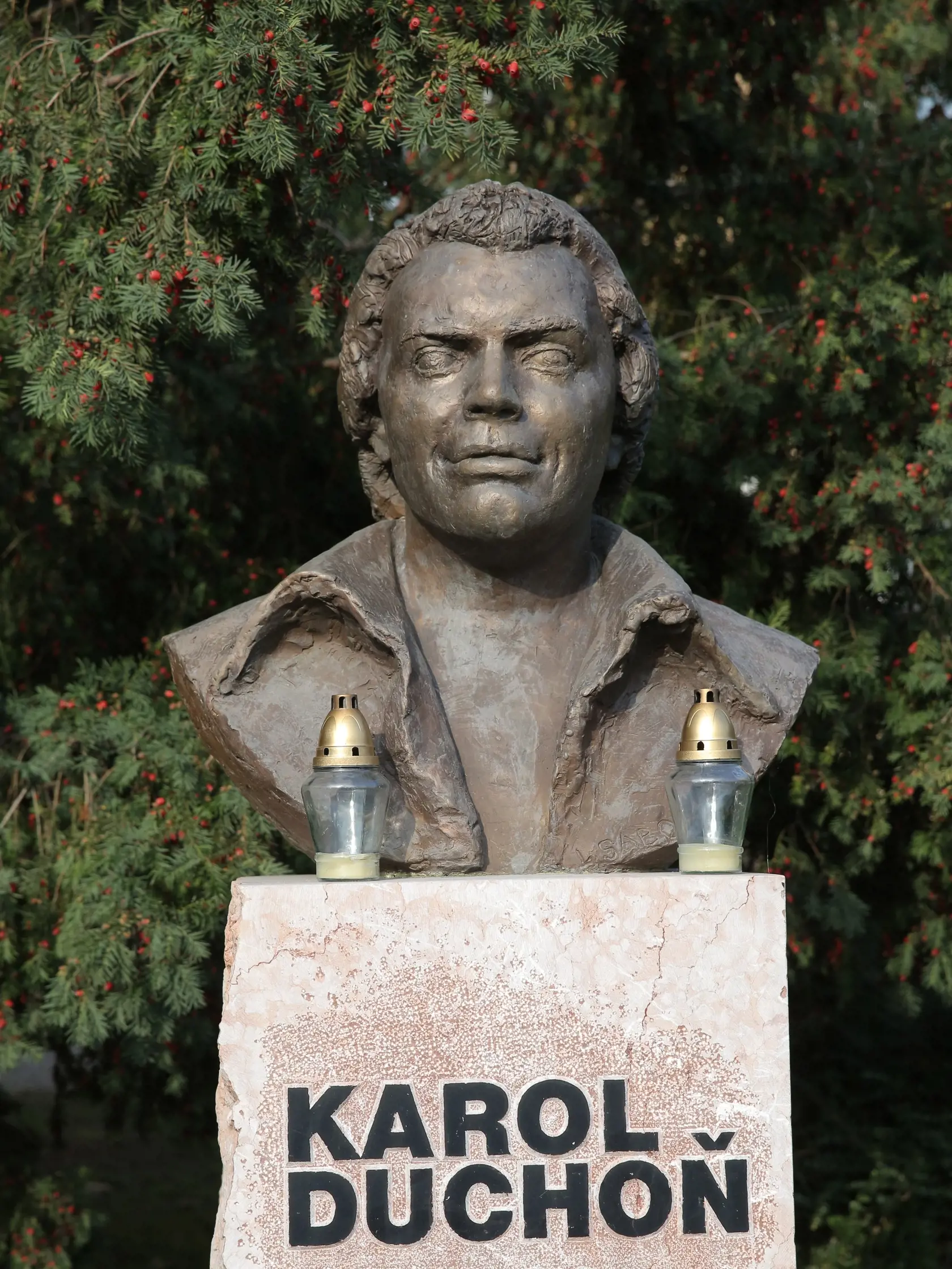 V Galanta má Karol Duchoň pomník.