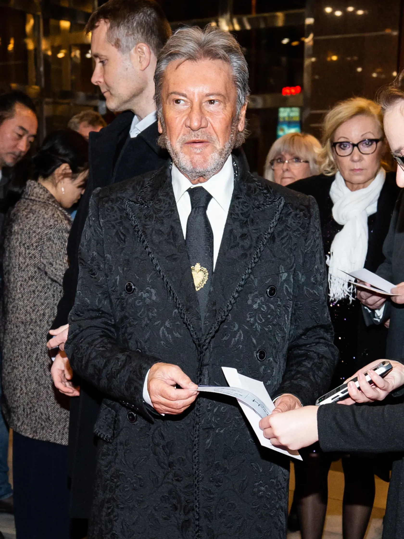 Juraj nahodil naozaj elegantný kabát.