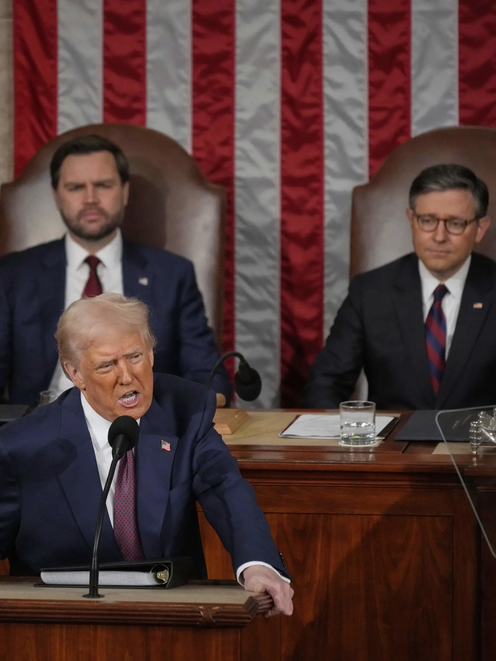 WA 14 Washington - Americký prezident Donald Trump vystupuje s príhovorom na pôde amerického Kongresu vo Washingtone v utorok 4. marca 2025. V pozadí zľava ho počúvajú americký viceprezident JD Vance a predseda americkej Snemovne reprezentantov Mike Johnson. FOTO TASR/AP  

President Donald Trump addresses a joint session of Congress in the House chamber at the U.S. Capitol in Washington, Tuesday, March 4, 2025, as Vice President JD Vance and House Speaker Mike Johnson of La., listen. (AP Photo/Julia Demaree Nikhinson)