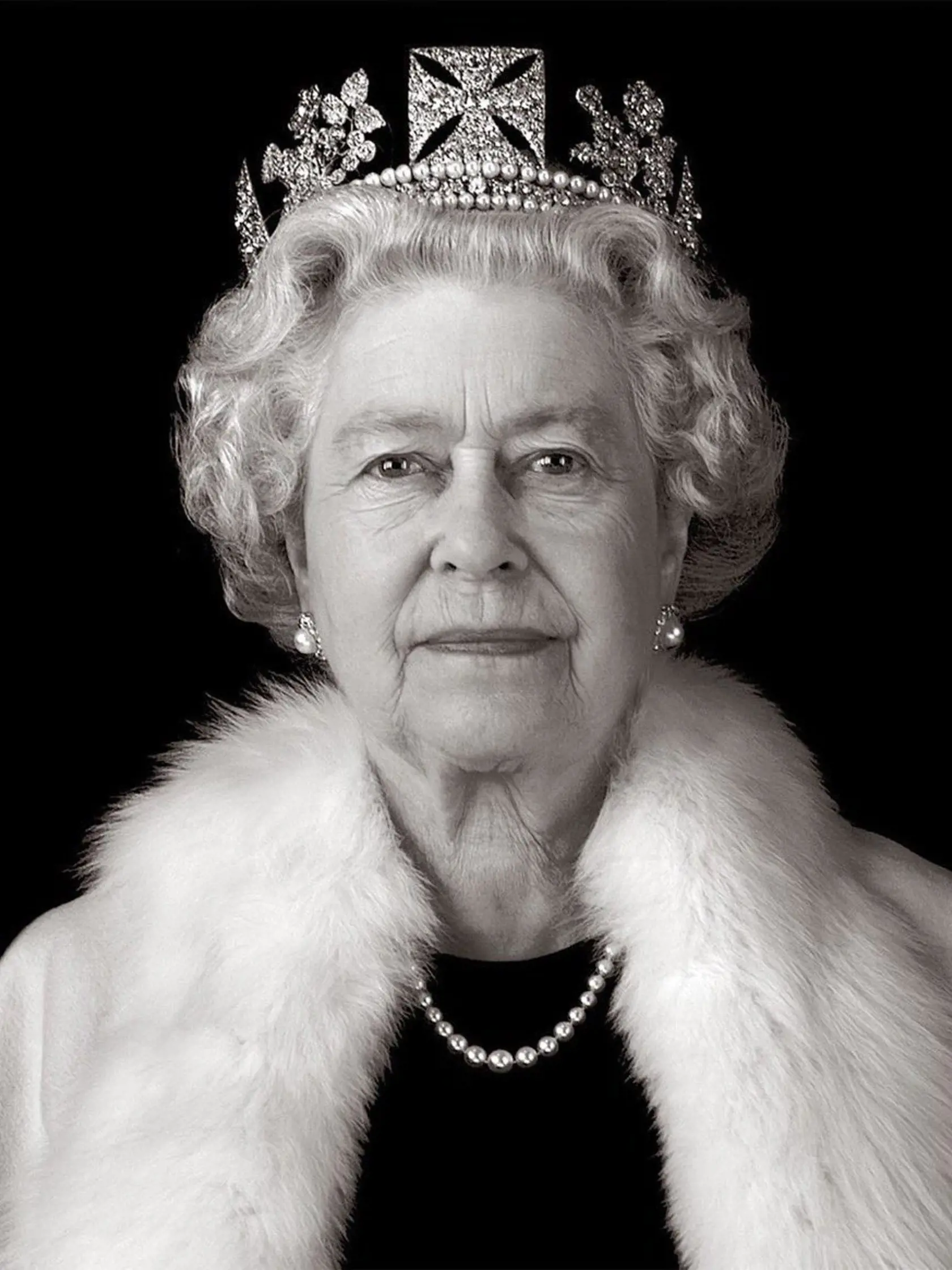 Prvý právoplatný následník trónu je jej syn, princ Charles.